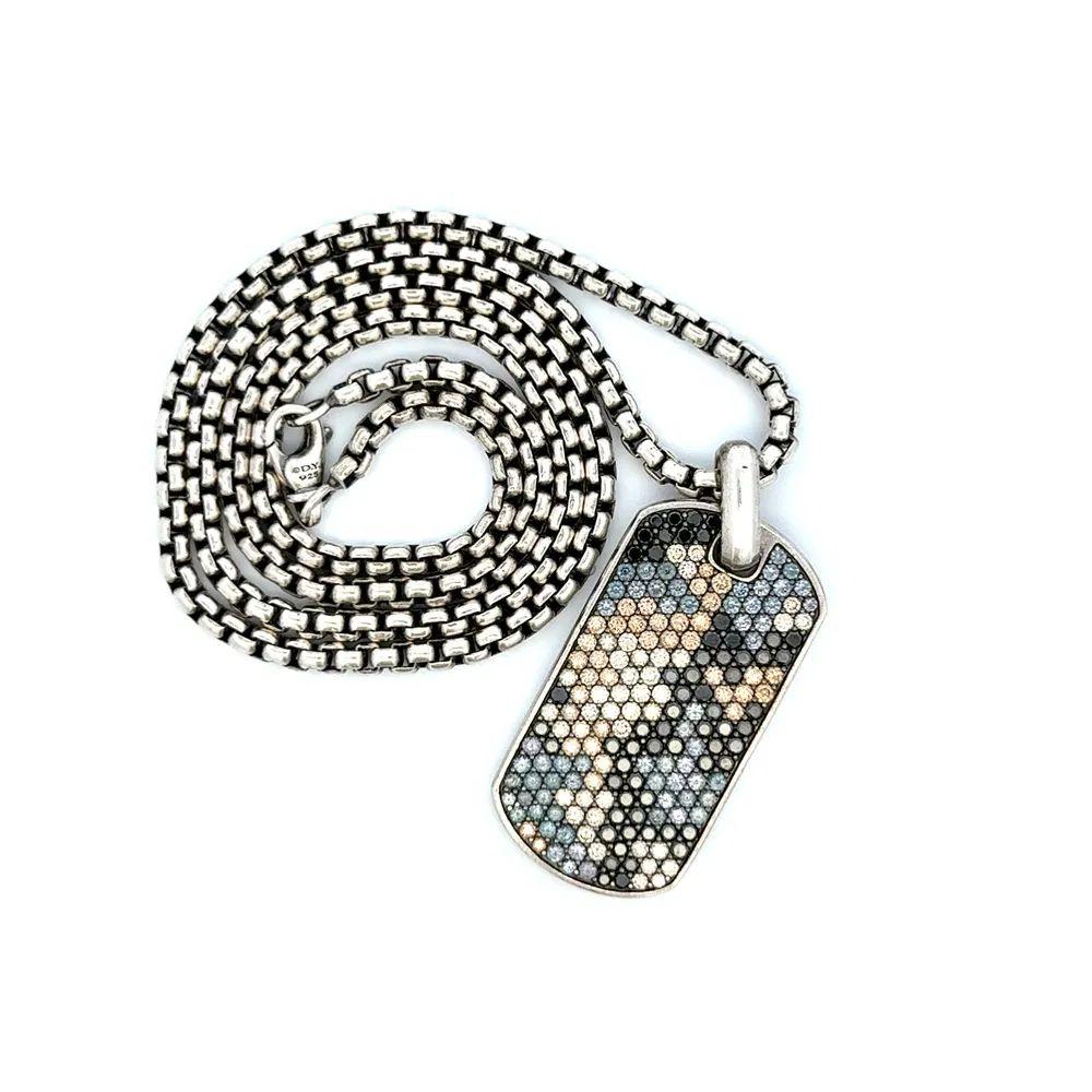 Collar colgante con etiqueta de plata de ley de alta calidad con diamantes negros y coñac para hombre David Yurman Designer. Engastada a mano con diamantes negros, diamantes coñac y granates de cambio de color. Montura artesanal de plata de ley de