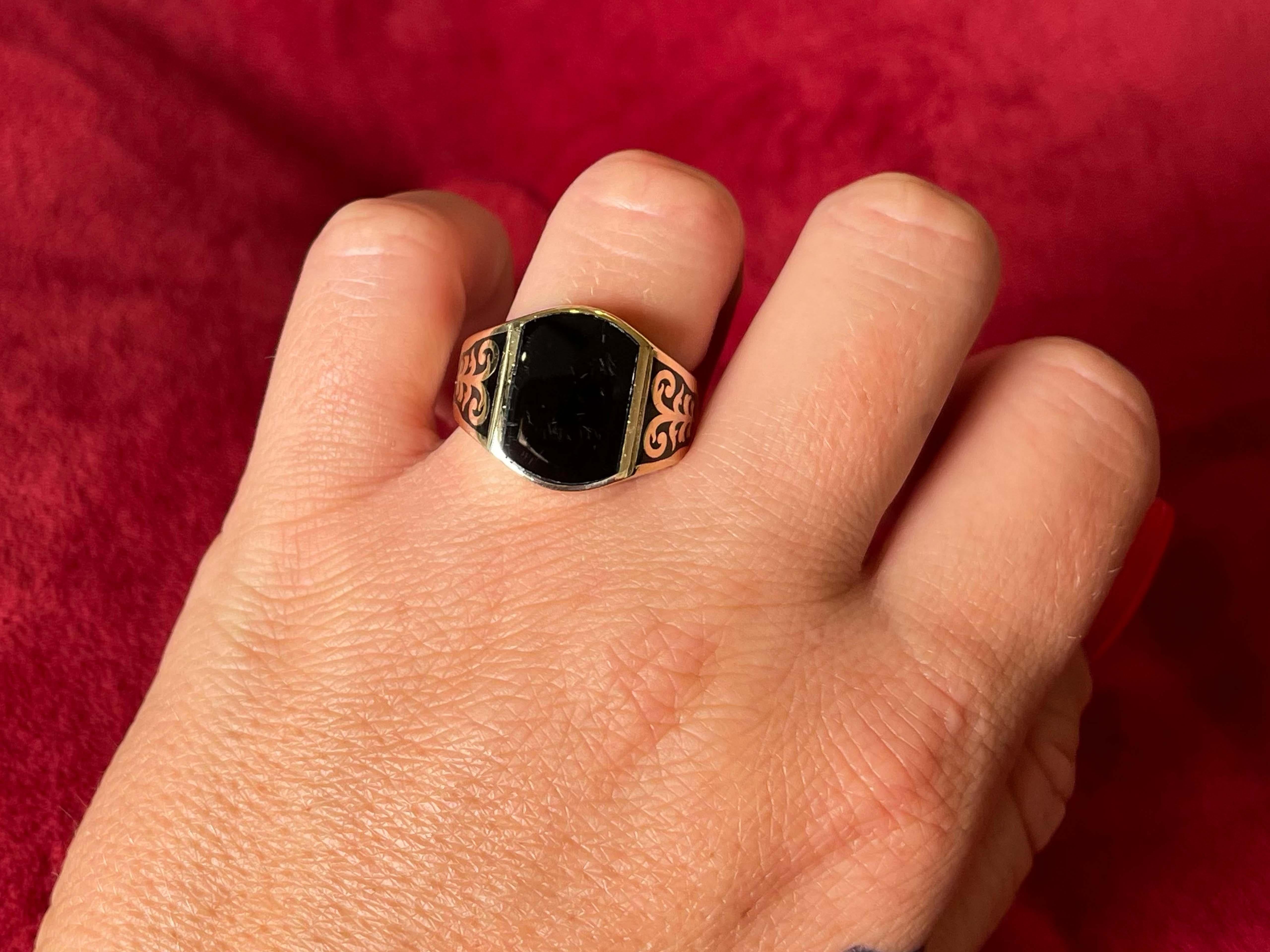 Mens Black Onyx Design Gold Ring 14K Yellow Gold
​
​Beautiful ageless onyx ring with onyx design on the shoulders, matches any style!
​
​Item Specifications:

Metal: 14K Yellow Gold

Total Weight: 10.4 Grams

Ring Size: 9
​
​Ring Height: 17 mm