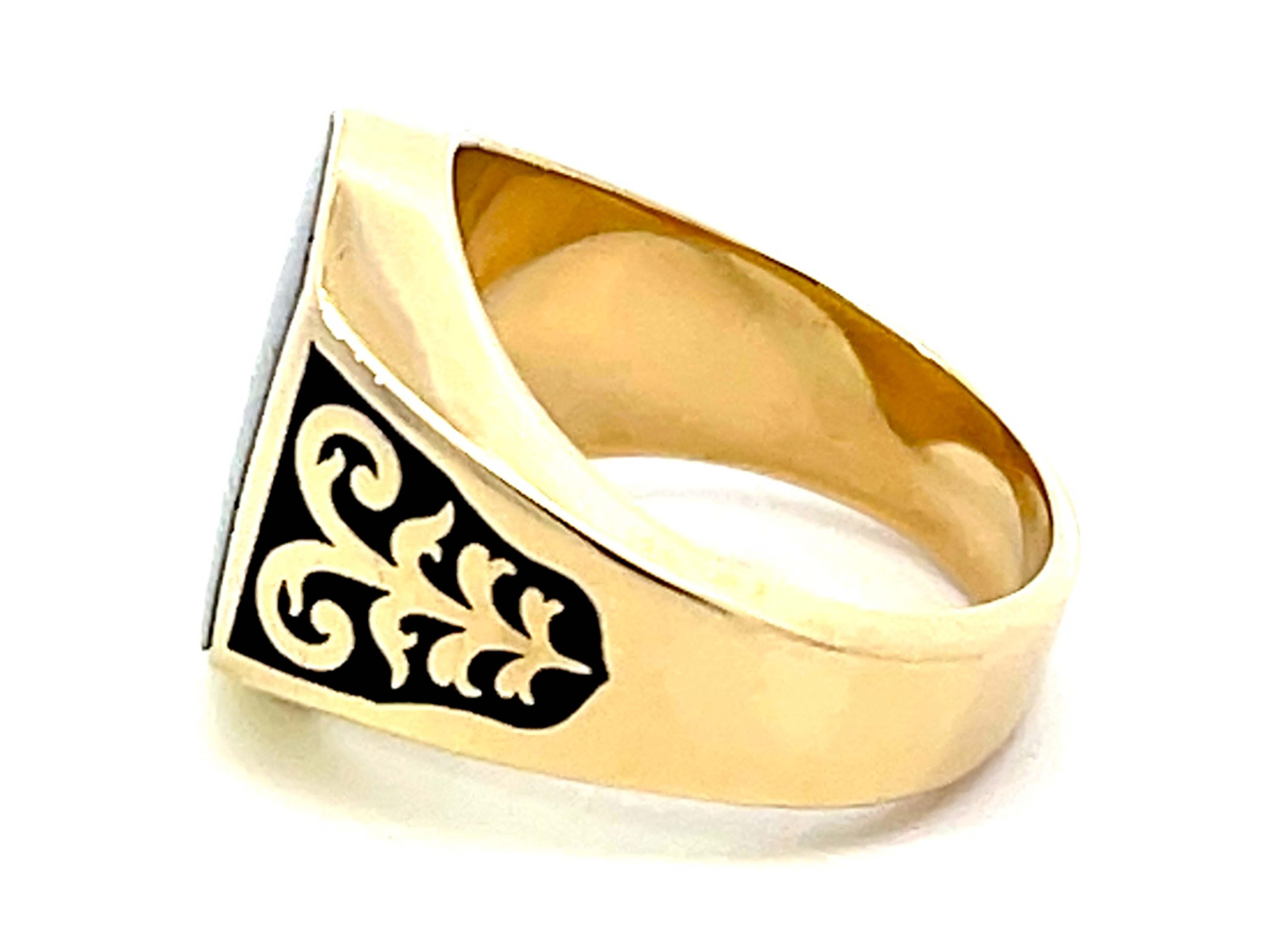 Mens Black Onyx Design Gold Ring 14K Yellow Gold In Excellent Condition For Sale In Honolulu, HI