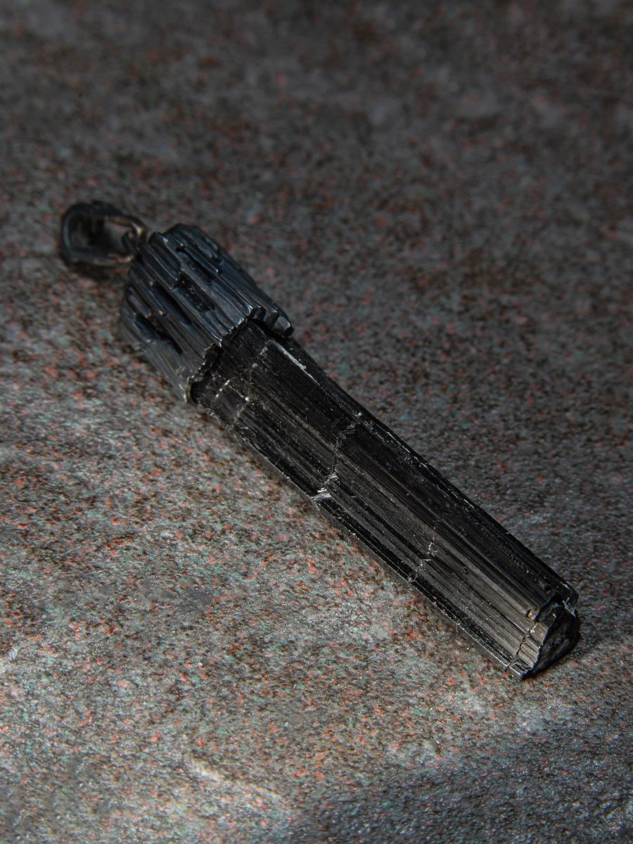 Pendentif en cristal de tourmaline noire en argent patiné
origine du cristal - Namibie
mesures de la tourmaline - 0.39 х 1.61 in / 10 х 41 mm
poids du pendentif - 11.18 grammes
longueur du pendentif - 2.32 in / 59 mm
