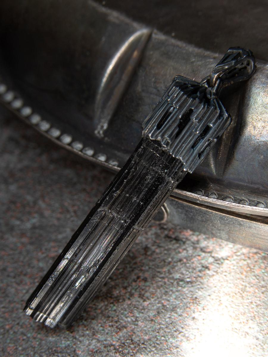 Schwarzer Turmalin-Silber-Anhänger aus rohem, ungeschliffenem Schorl-Kristall (Kunsthandwerker*in) im Angebot