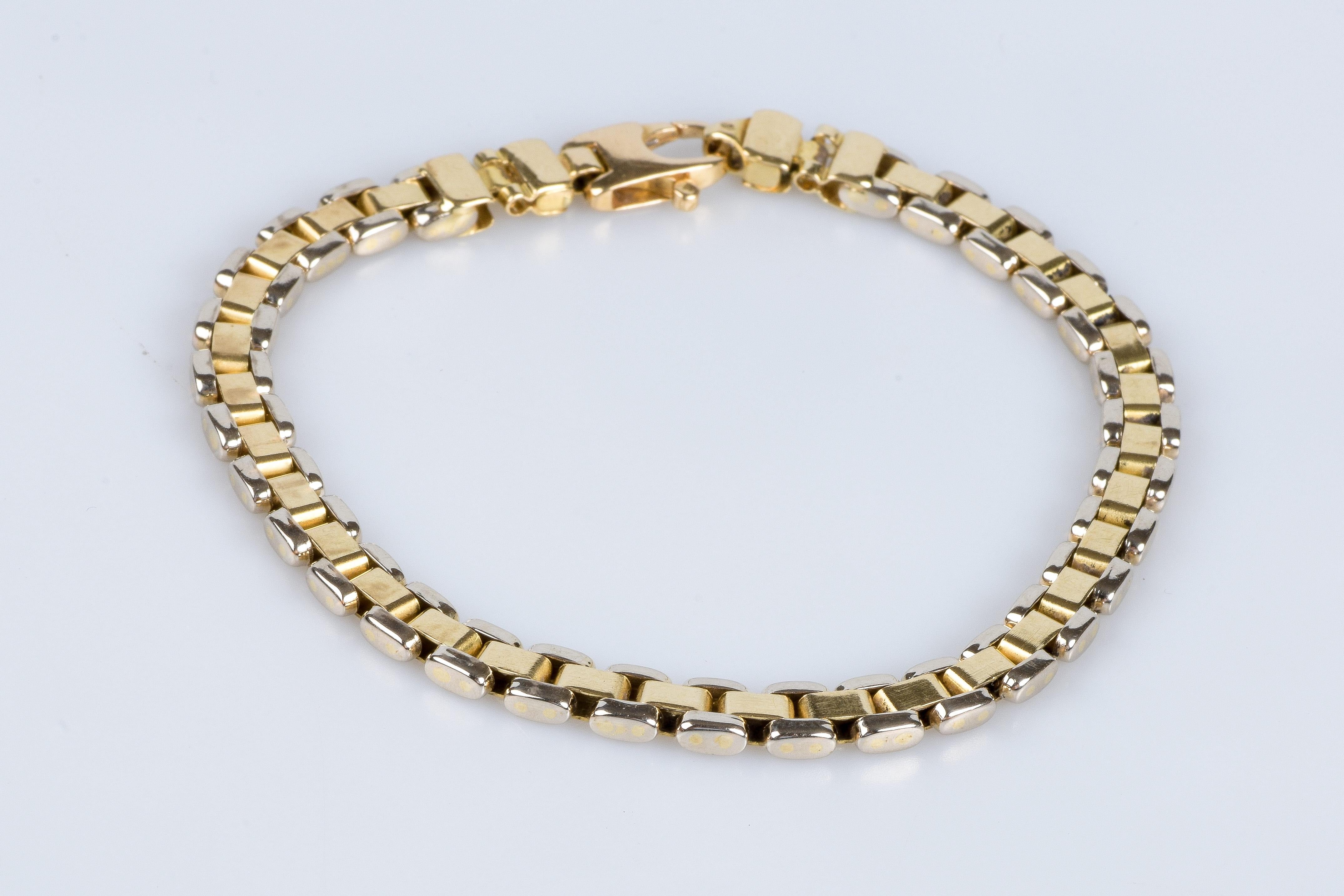 Men’s bracelet in soft 18K yellow and white bicolor gold mesh. The combination of yellow gold and white gold gives the bracelet an elegant and modern look.

Weight: 14.3 gr 

Dimensions: 20 cm x 0.5cm x 0.2

Gold mark on the jewel.  

Status: As