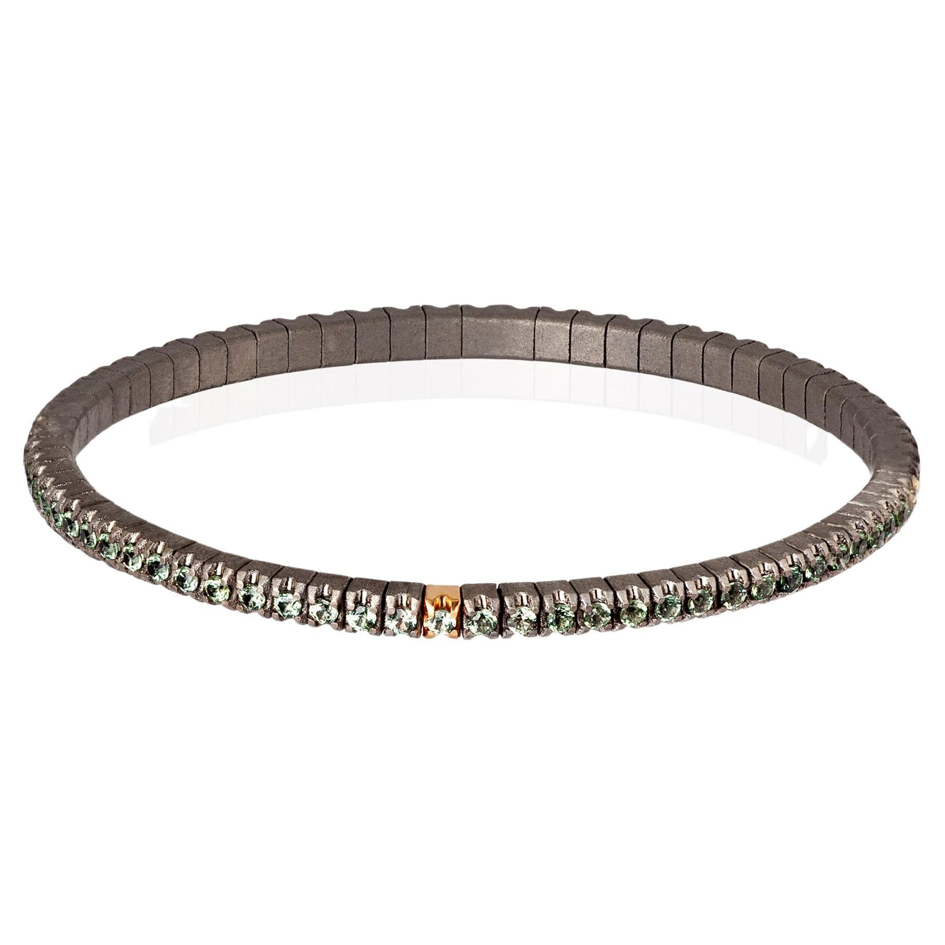 Bracelet tennis Loop Line en or rouge 18 carats et saphirs verts à 3 points pour hommes en vente