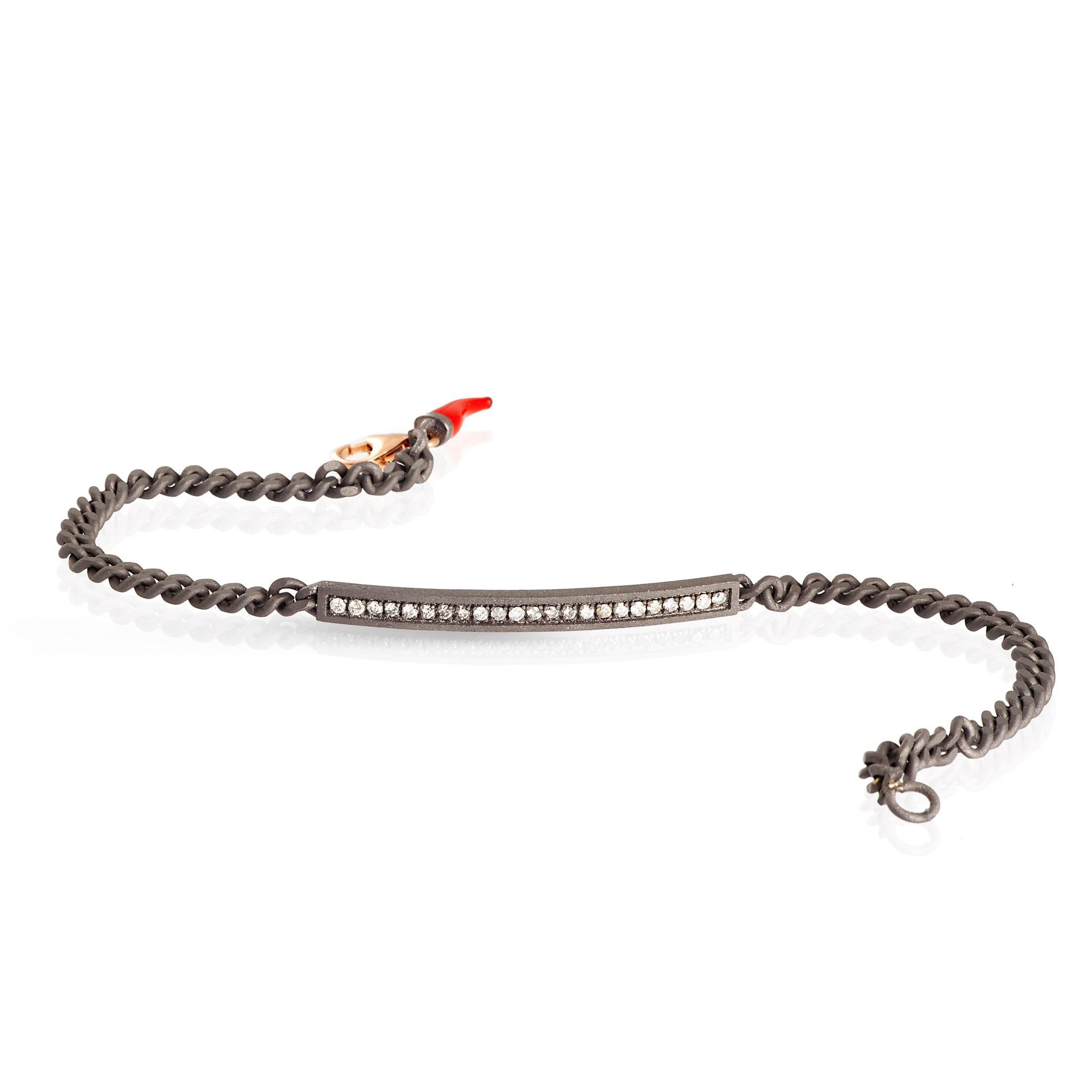 Men's bracelet in titanium, black diamonds and 9 kt red gold clasp. A titanium bar, on which 23 white diamonds with a total carat of 1 point are set, is the main element of the bracelet. On either side of the slightly curved bar is an elegant