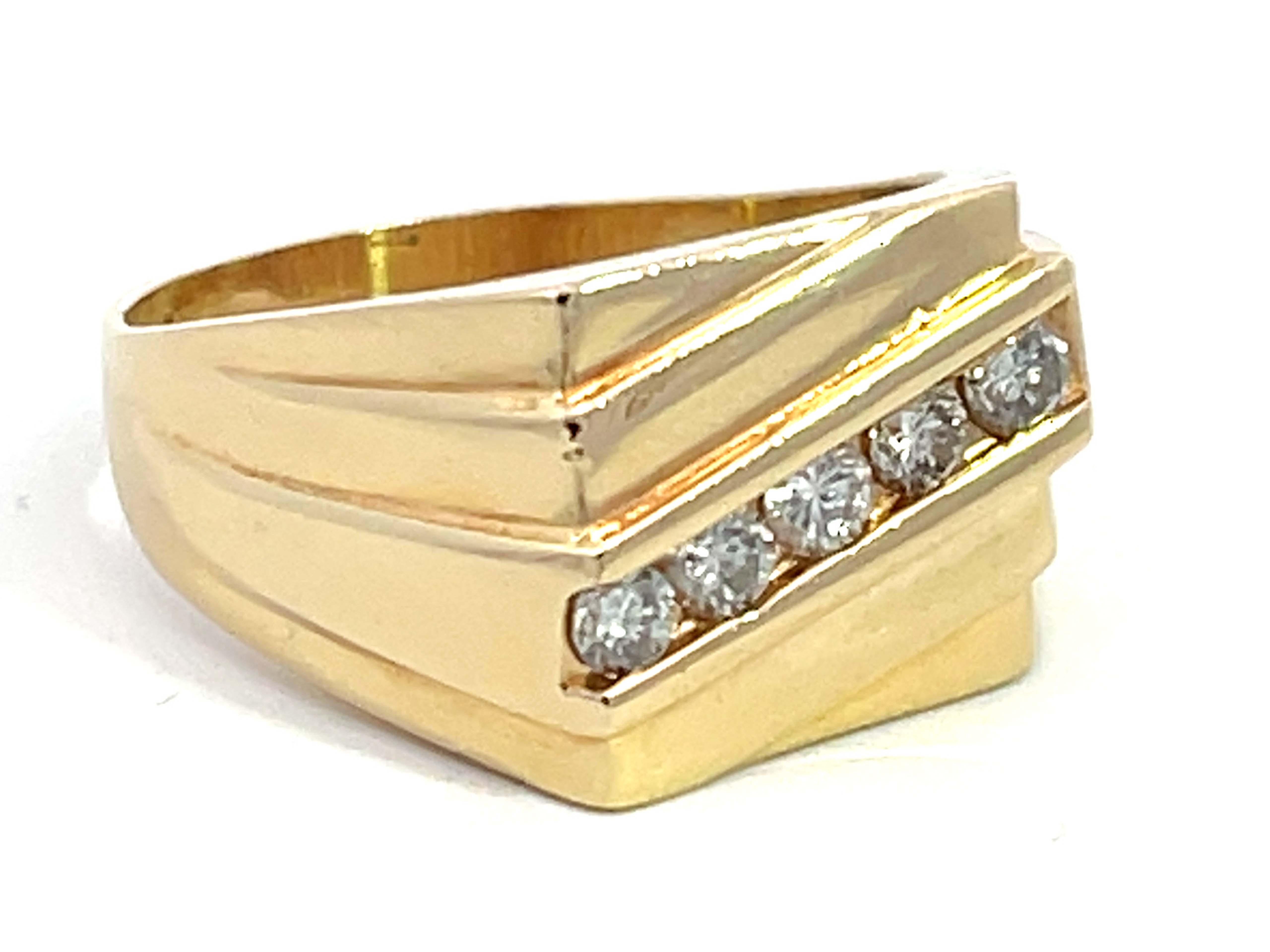 Moderne Bague pour homme en or jaune 14 carats avec 5 diamants taille brillant en vente