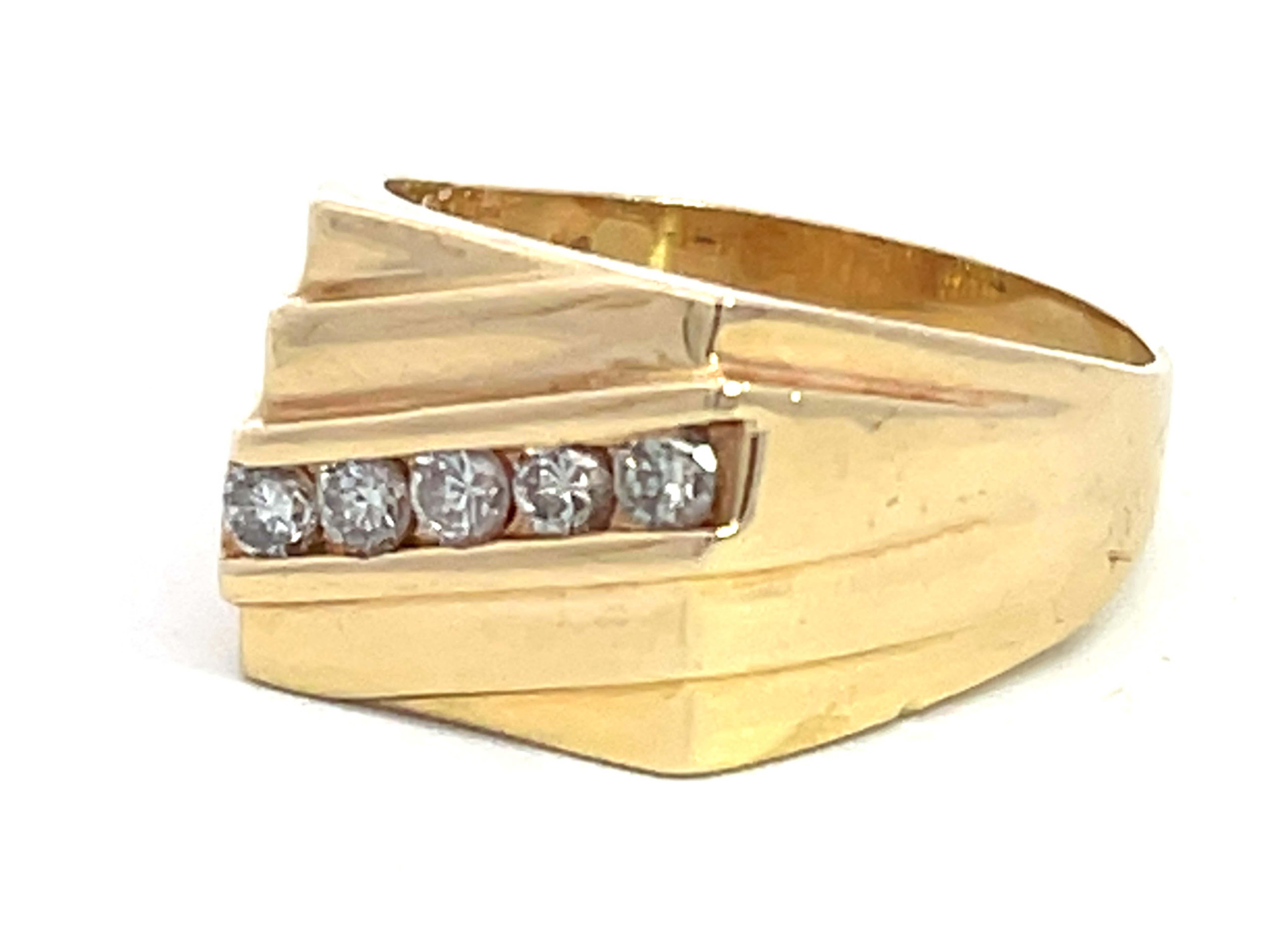 Taille brillant Bague pour homme en or jaune 14 carats avec 5 diamants taille brillant en vente