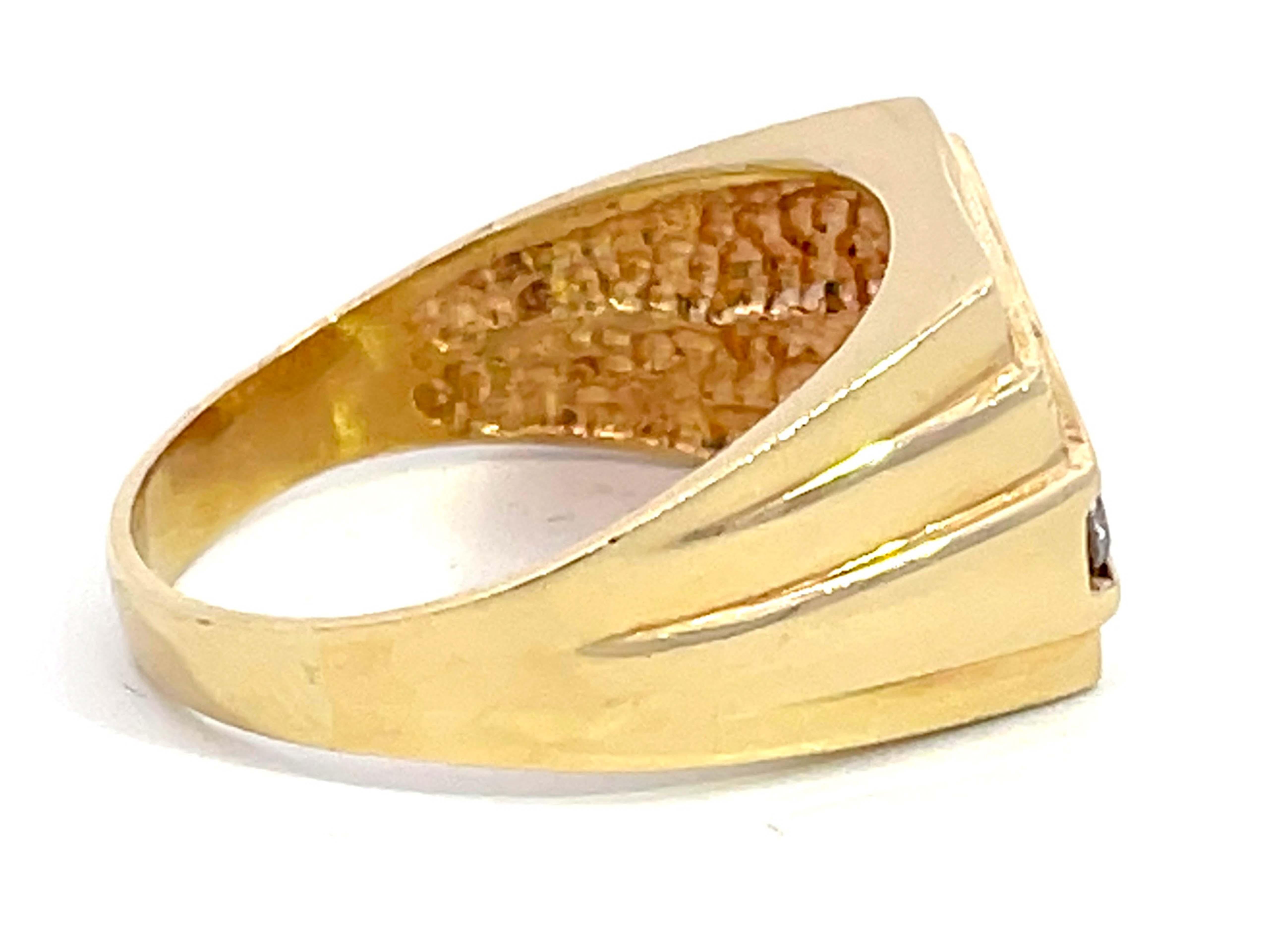 Bague pour homme en or jaune 14 carats avec 5 diamants taille brillant Excellent état - En vente à Honolulu, HI