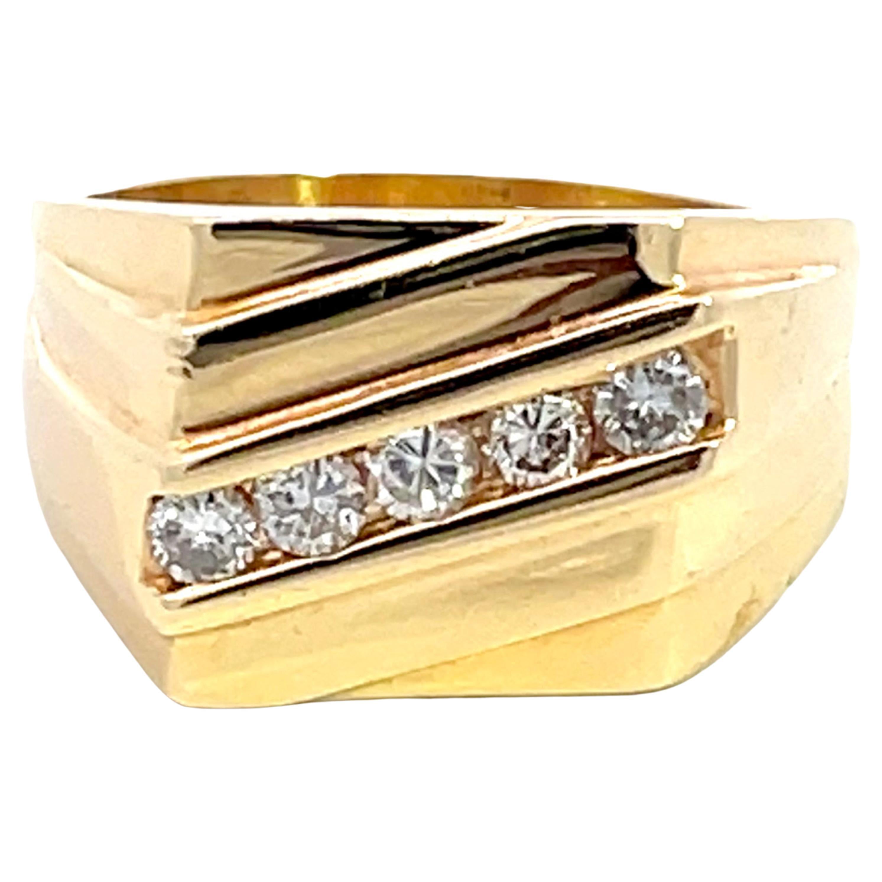 Bague pour homme en or jaune 14 carats avec 5 diamants taille brillant en vente