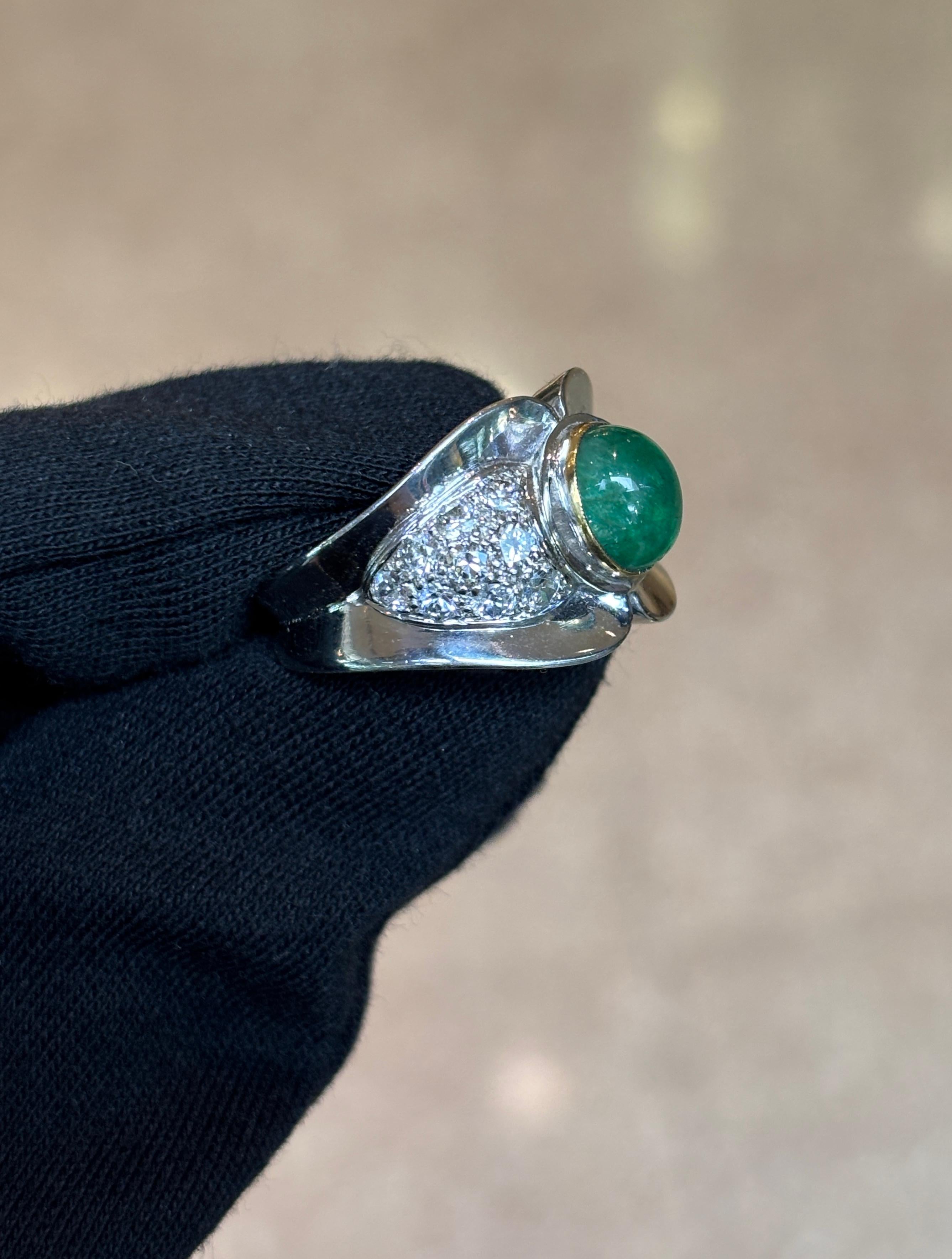 Men's Cabochon Emerald and Diamond Ring In Excellent Condition For Sale In New York, NY