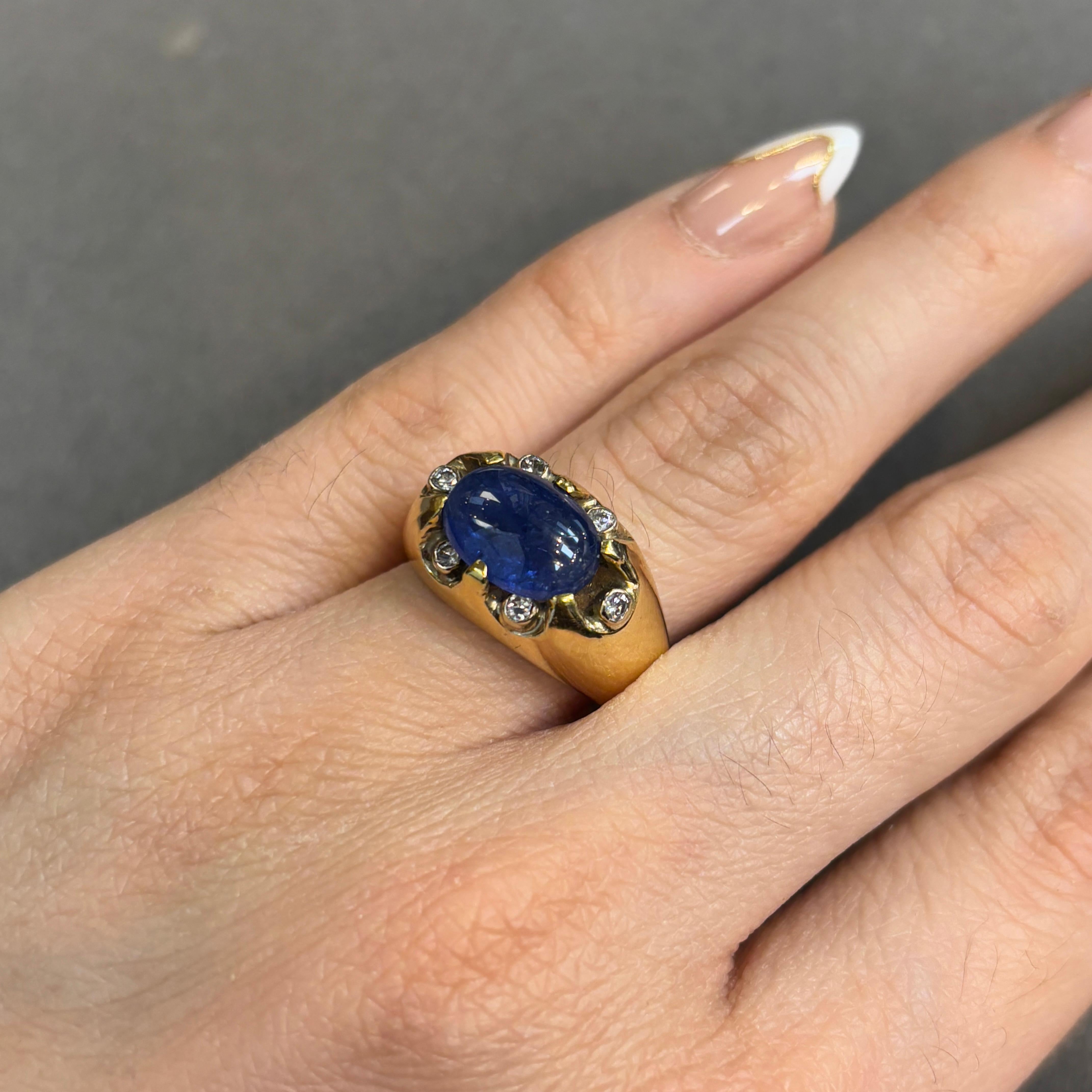 Herren Cabochon Saphir Ring

Ring aus Gelbgold mit einem Cabochon-Saphir, der mit sechs Diamanten im Rundschliff verziert ist. 

Ungefähres Gewicht des Saphirs: 4,10 Karat
Ungefähres Diamantgewicht: .21 Karat 
Ringgröße: 7.25
Kostenfreie