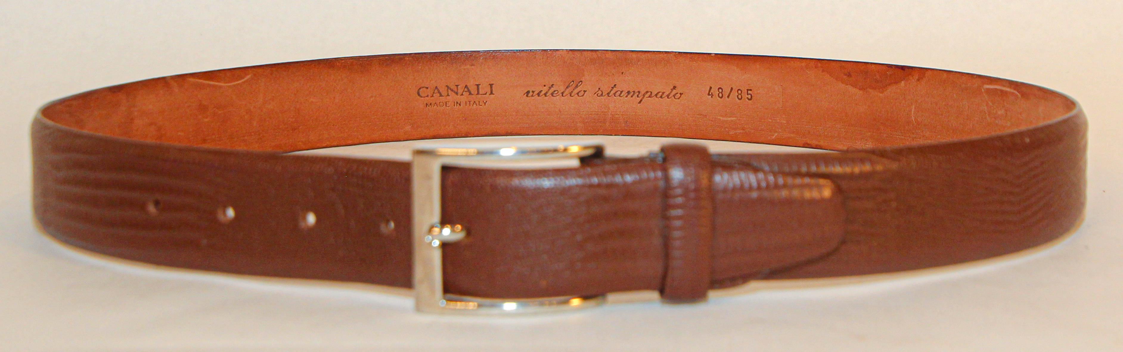 Canali Italian Texture brauner Ledergürtel Vitello Stampato.
Texturierter brauner Kiesel-Ledergürtel Größe 48/85.
Hergestellt in Italien.
Maße: ca. 37