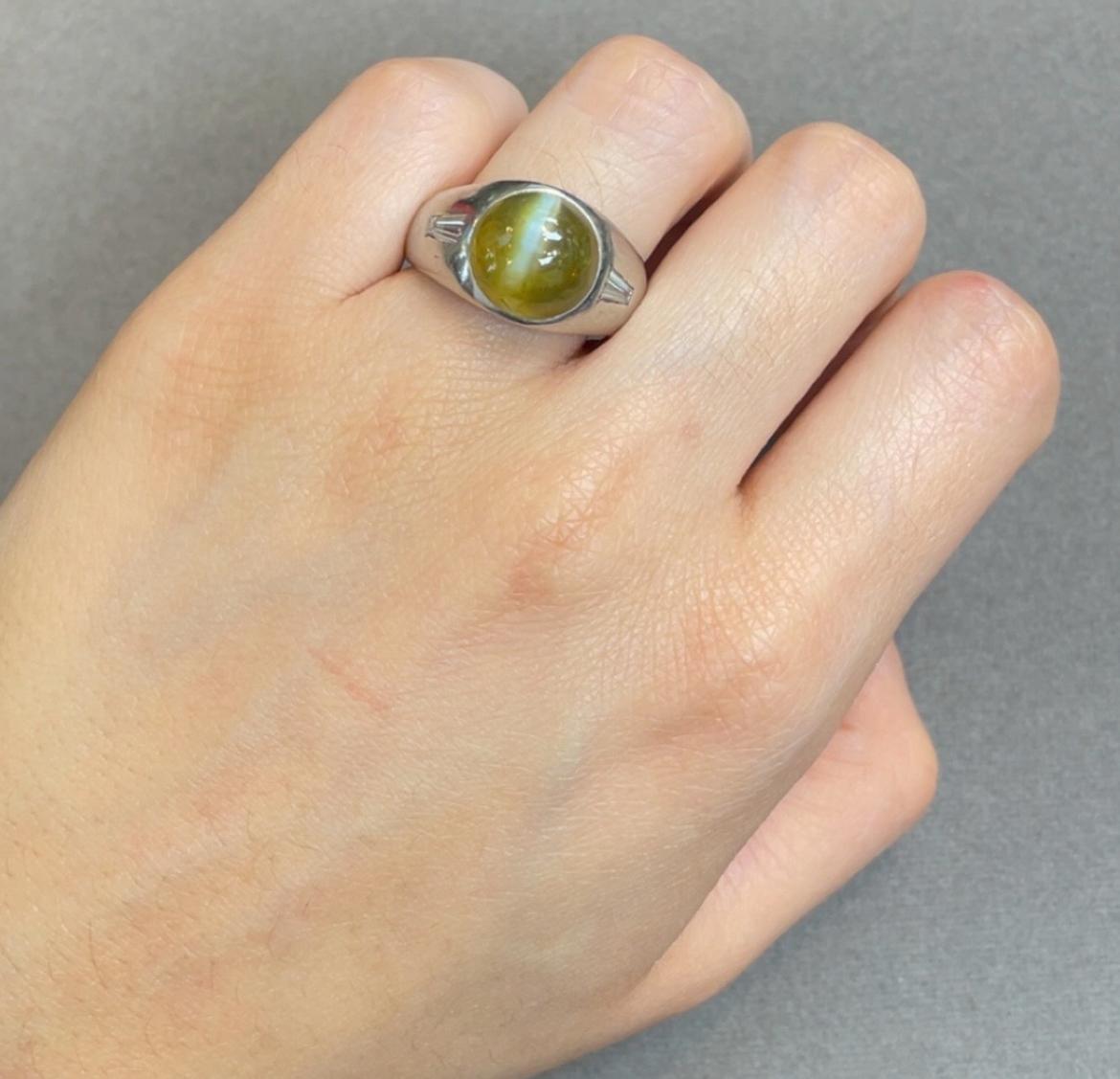 Men's Cartier Cats Eye Chrysoberyl Ring

A platinum men’s ring by Cartier with a center cat's eye Cartier Men's Cats Eye Chrysoberyl Ring adorned with tapered baguette cut diamonds. 

Approximate Catseye Weight: 12.71 carats
Approximate Diamond
