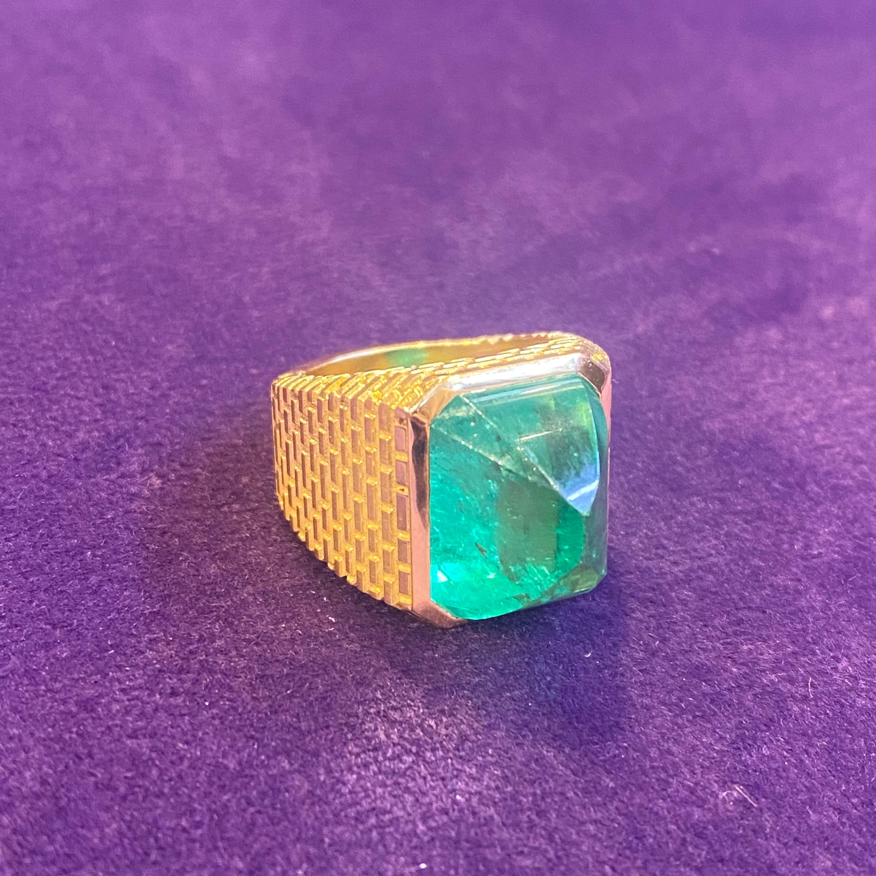 Men's Certified 15.13 Ct Cabochon Emerald Pyramid Ring In Excellent Condition For Sale In New York, NY