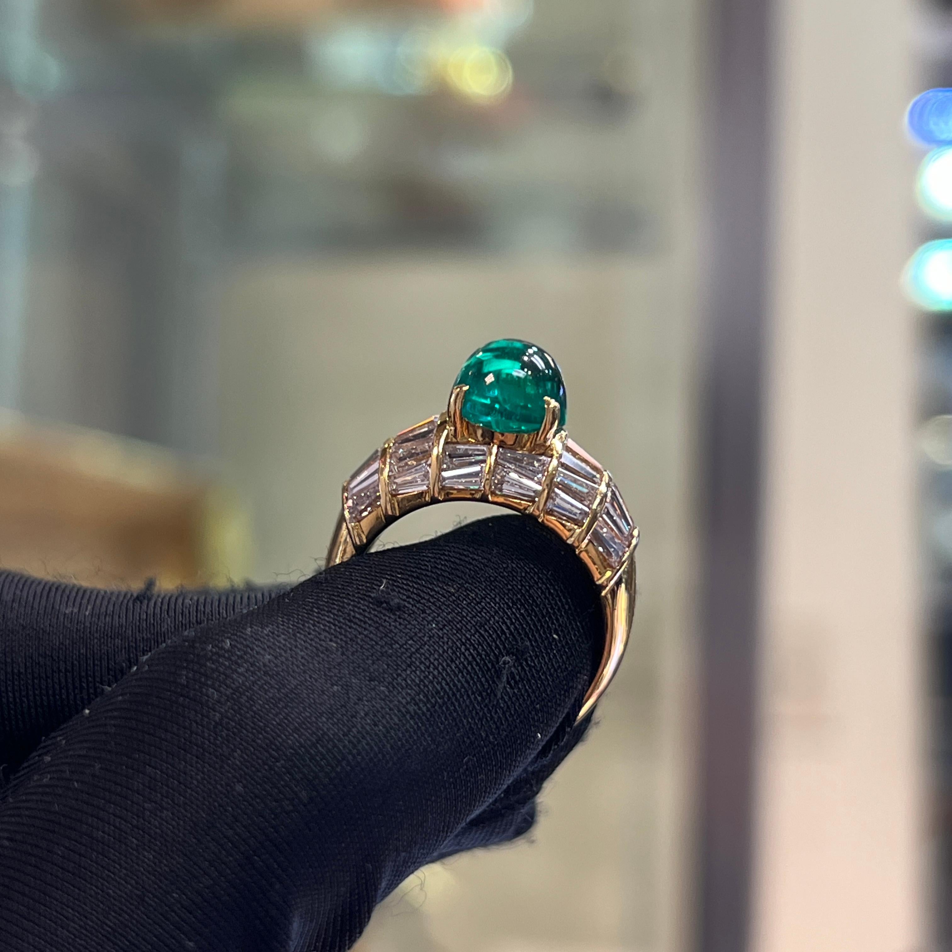 Men's Certified Colombian Cabochon Emerald and Diamond RIng In Excellent Condition For Sale In New York, NY
