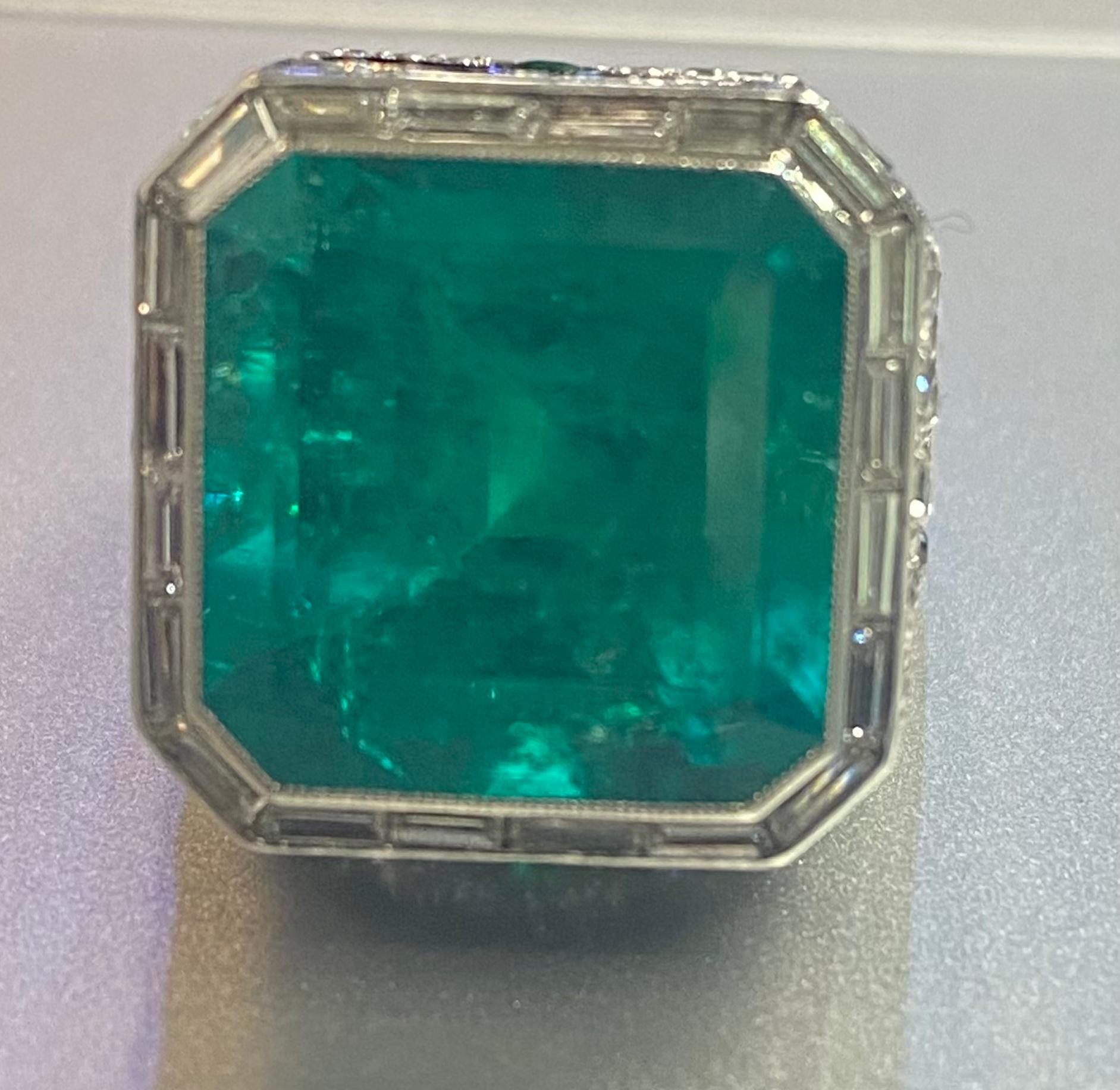 Herrenring mit zertifiziertem kolumbianischem Smaragd und Diamant im Angebot 1