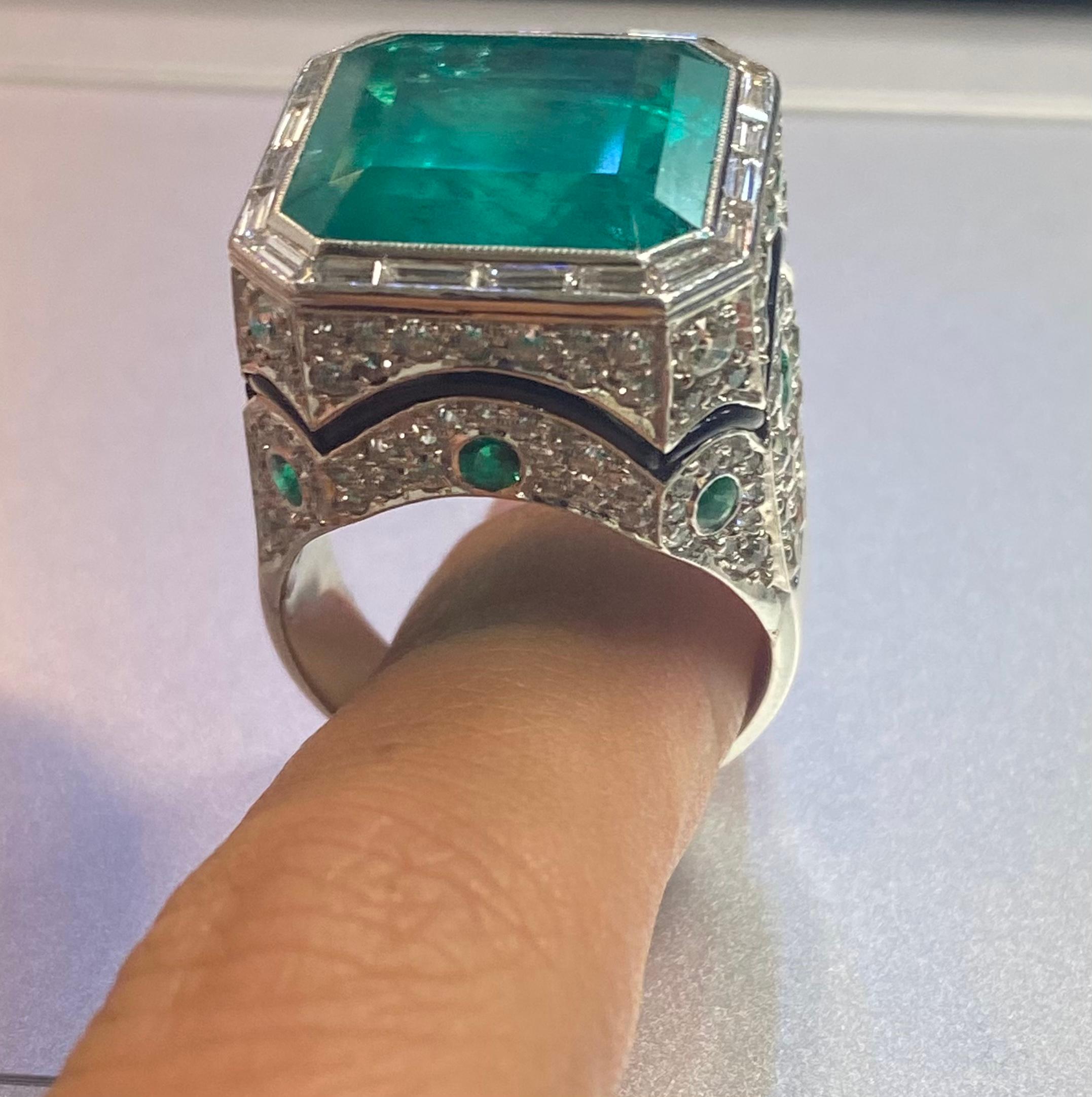 Men's Certified Colombian Emerald and Diamond Ring In Excellent Condition For Sale In New York, NY