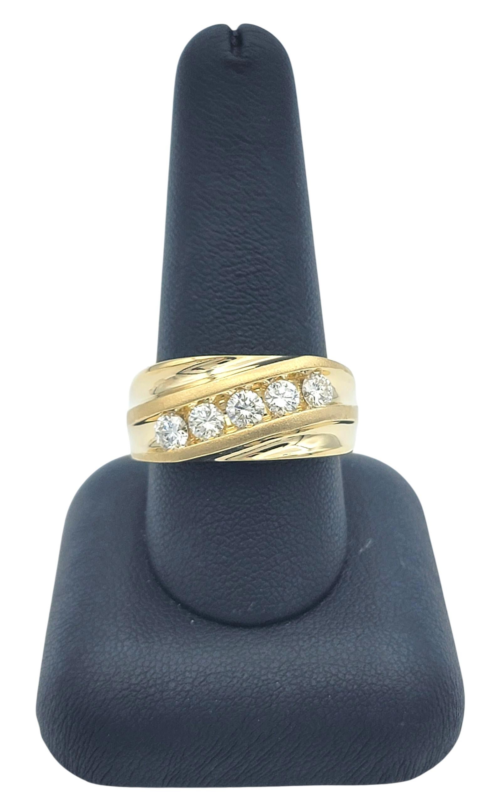 Bague pour homme en or jaune 14 carats, sertie de diamants ronds et brillants. en vente 4