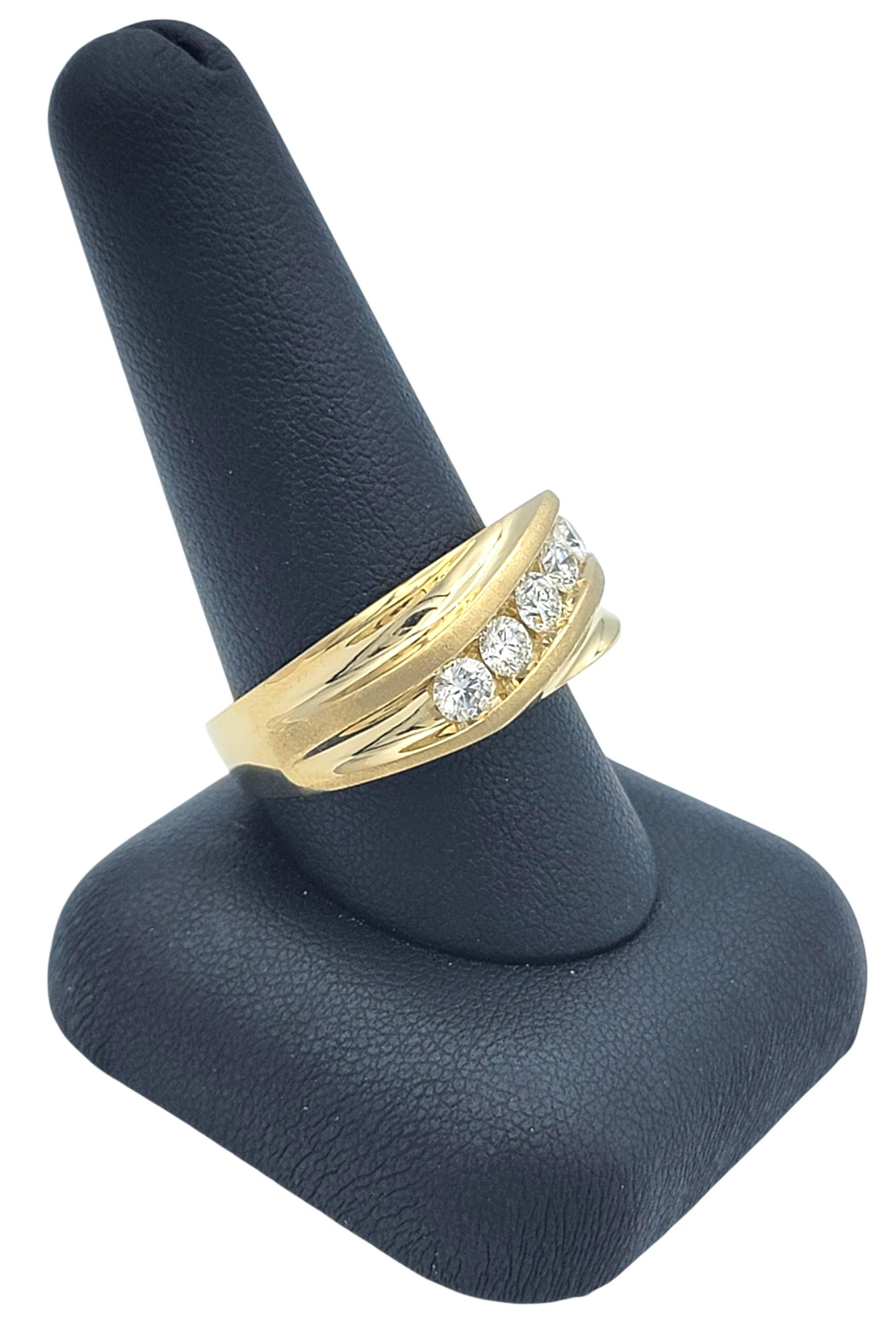Bague pour homme en or jaune 14 carats, sertie de diamants ronds et brillants. en vente 5