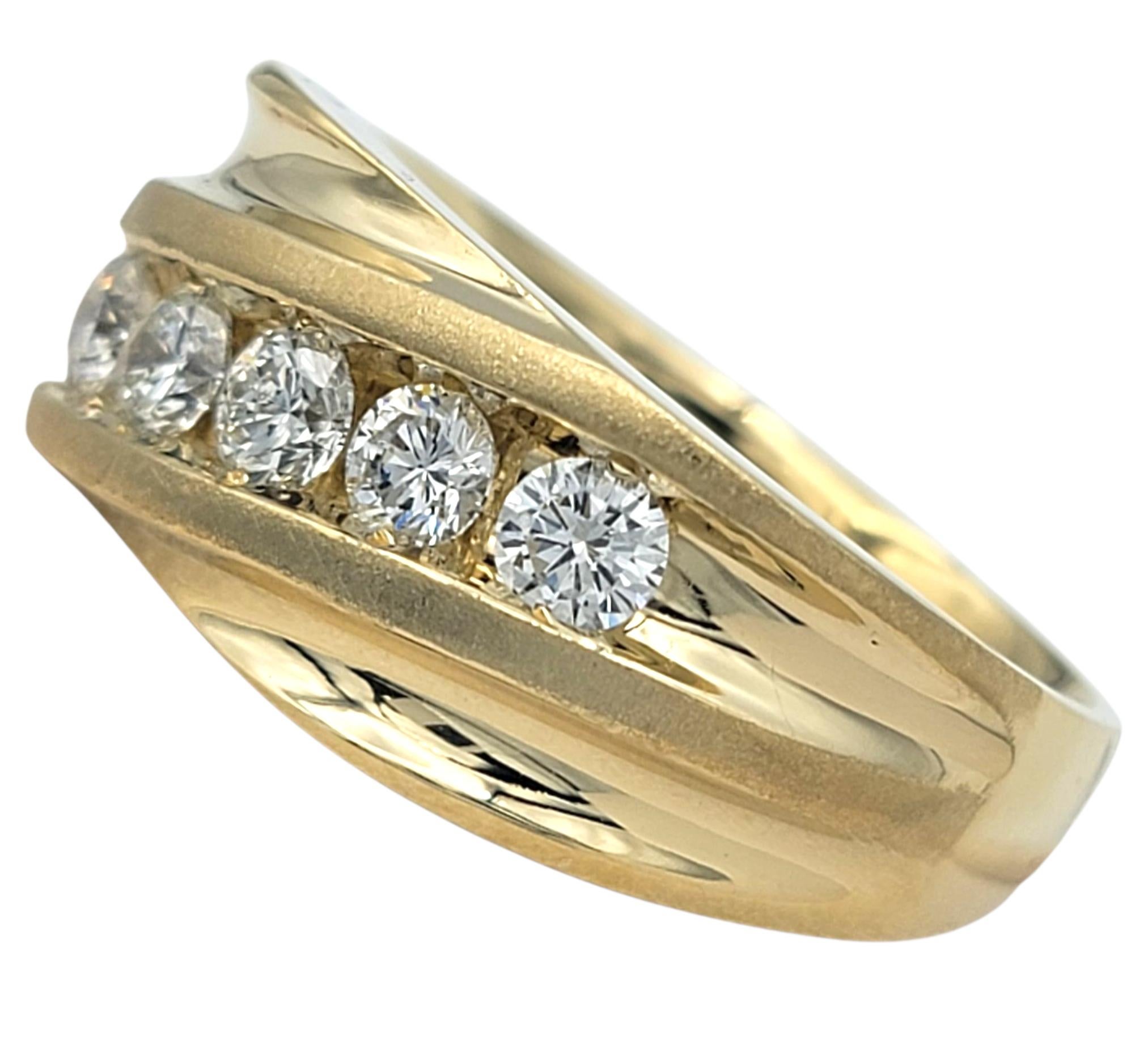 Contemporain Bague pour homme en or jaune 14 carats, sertie de diamants ronds et brillants. en vente