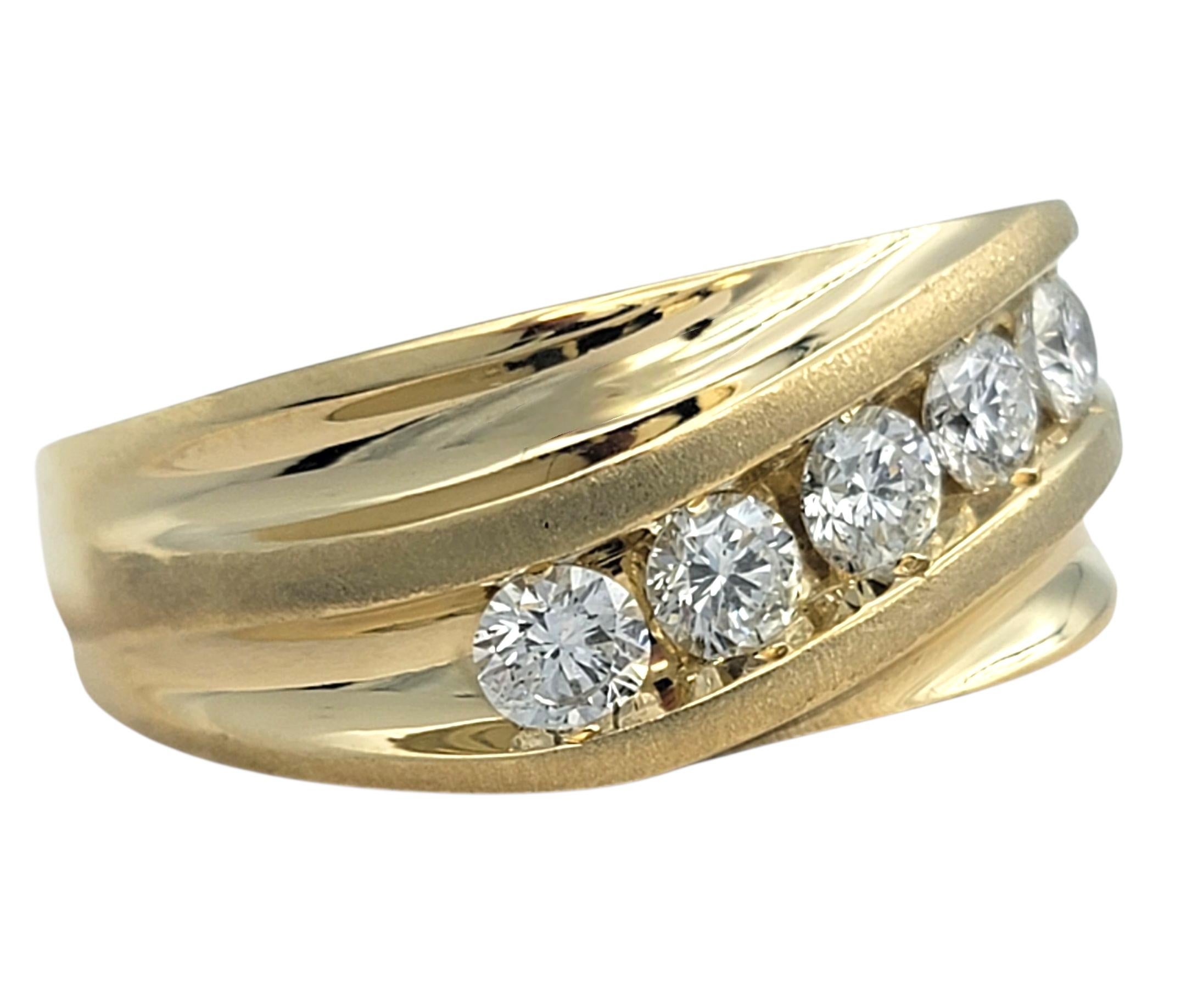 Taille ronde Bague pour homme en or jaune 14 carats, sertie de diamants ronds et brillants. en vente