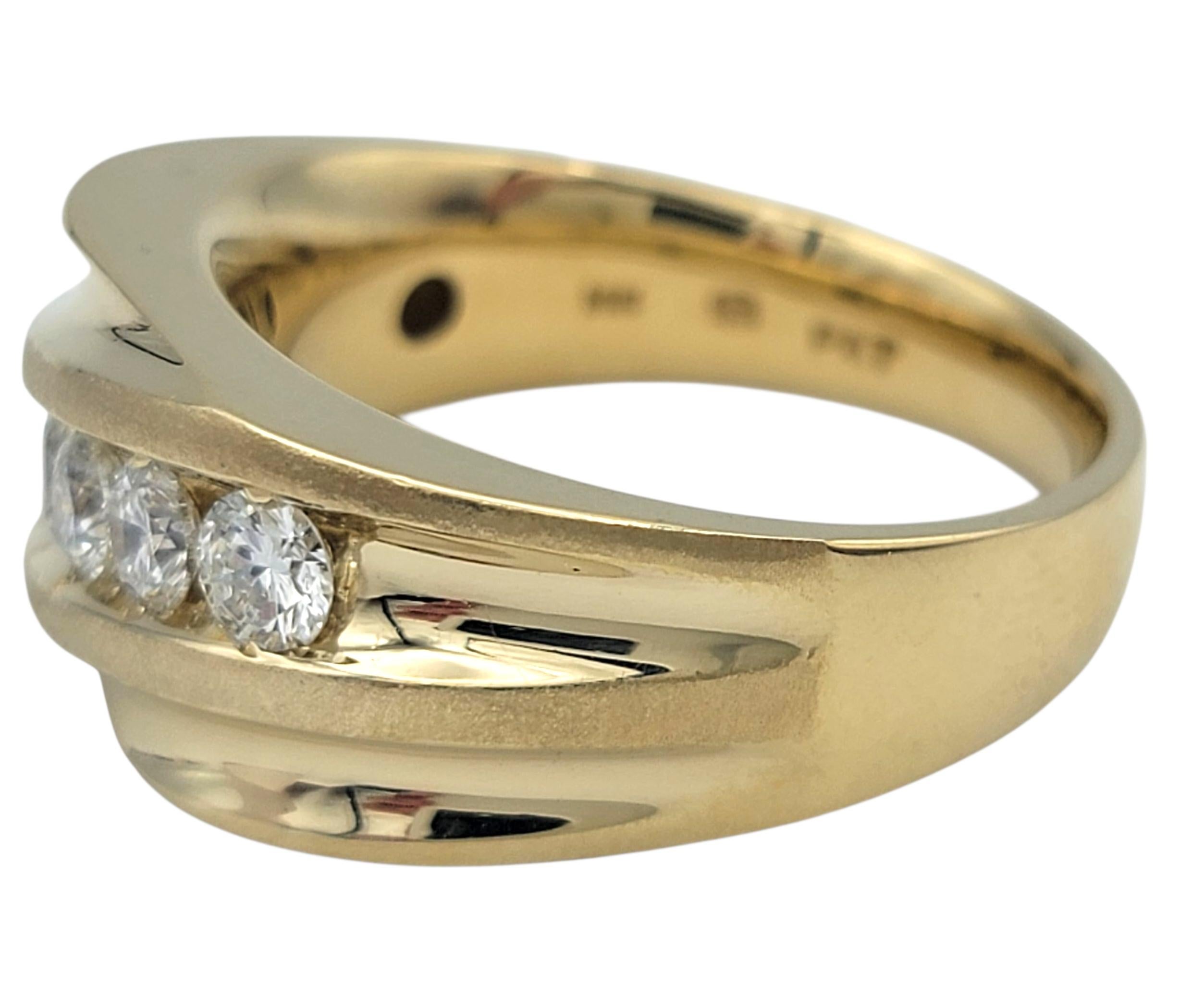 Bague pour homme en or jaune 14 carats, sertie de diamants ronds et brillants. Bon état - En vente à Scottsdale, AZ