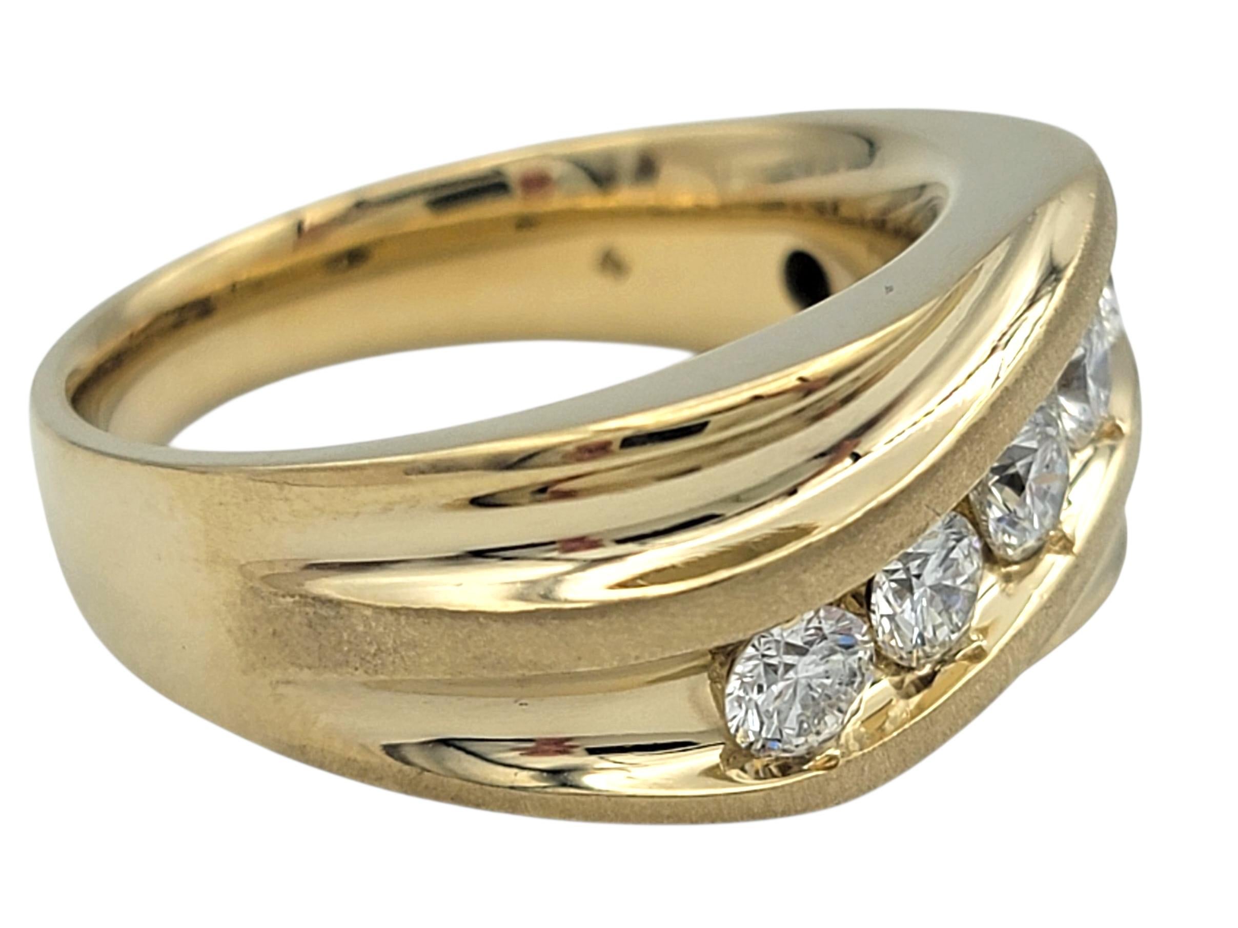 Bague pour homme en or jaune 14 carats, sertie de diamants ronds et brillants. Pour hommes en vente