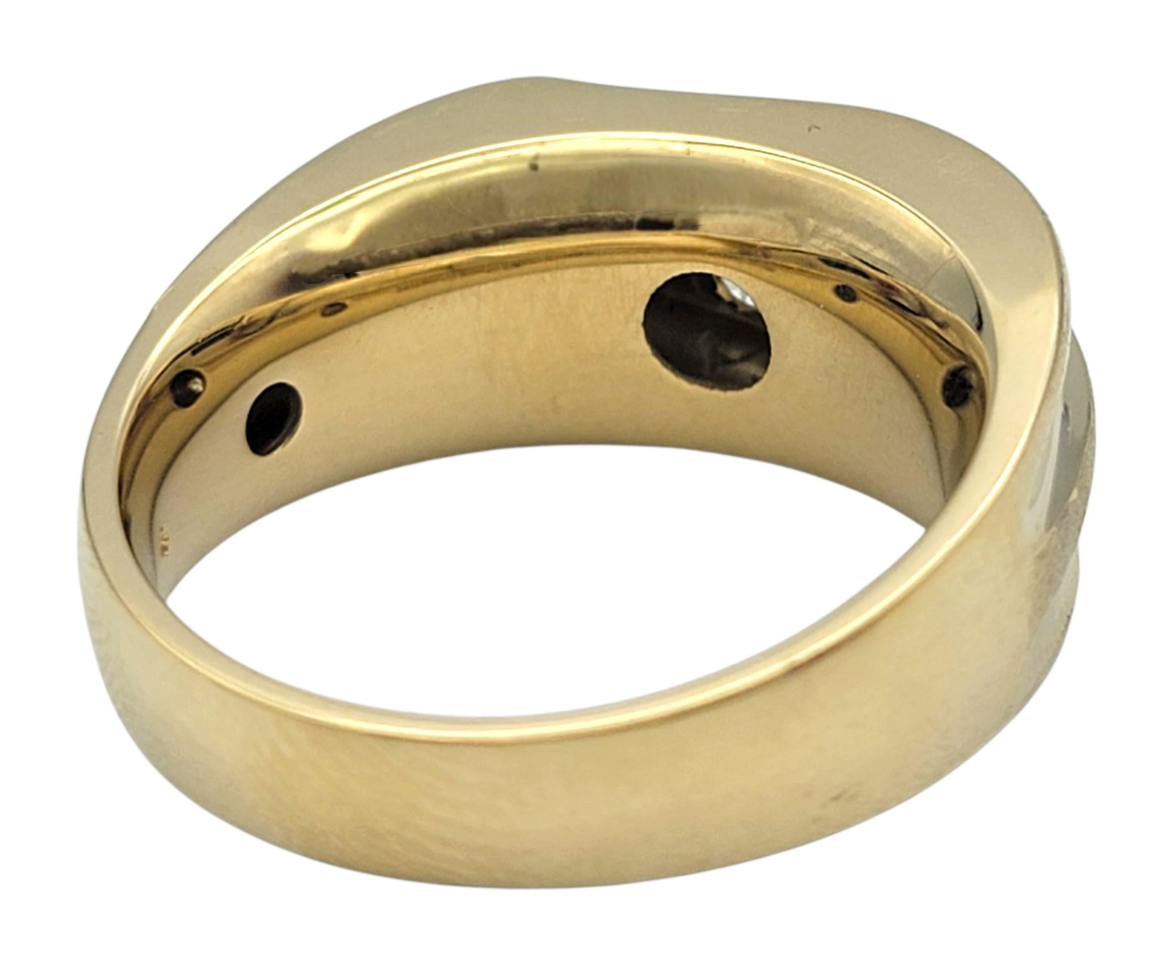 Bague pour homme en or jaune 14 carats, sertie de diamants ronds et brillants. en vente 1