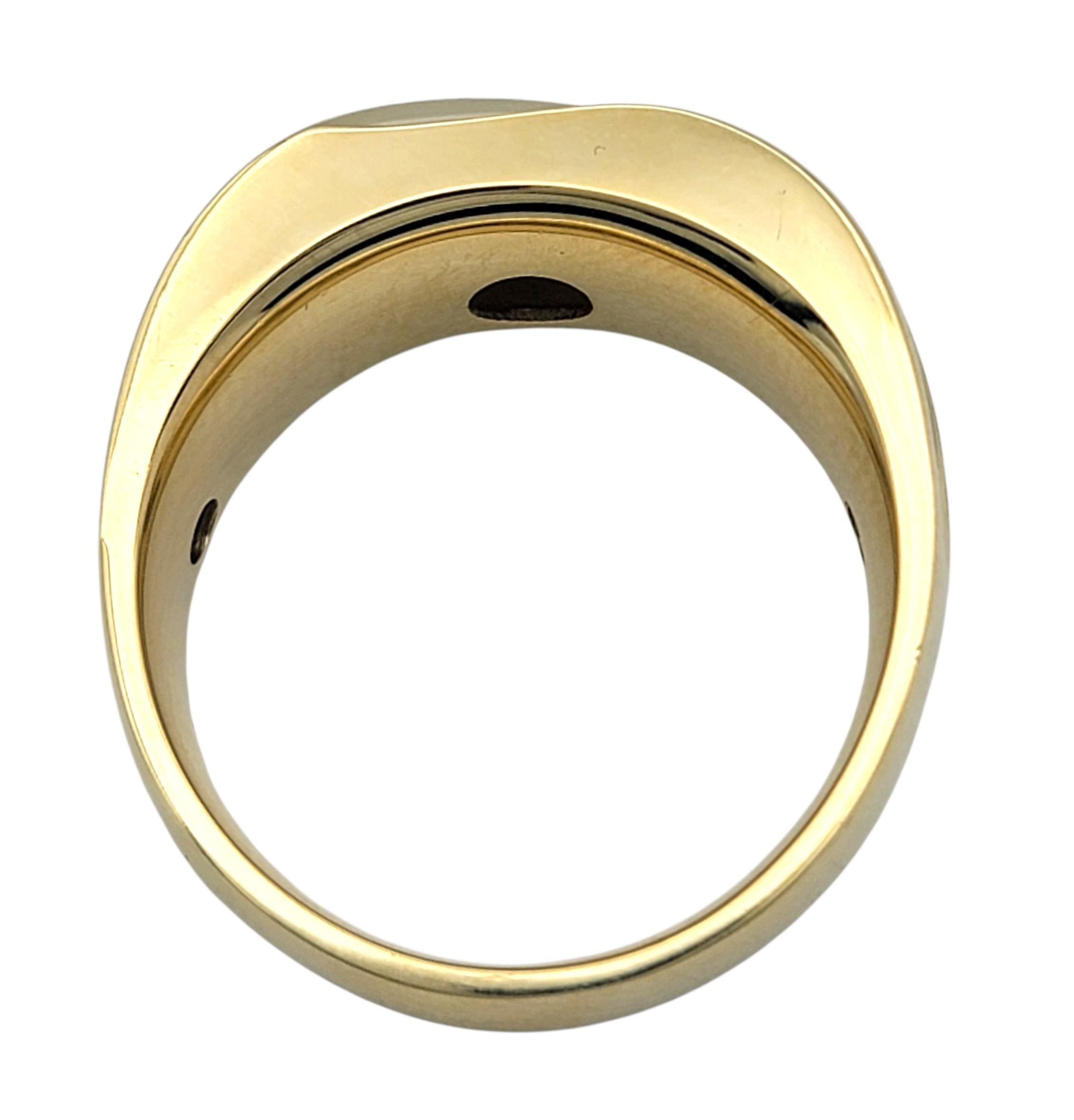Bague pour homme en or jaune 14 carats, sertie de diamants ronds et brillants. en vente 2