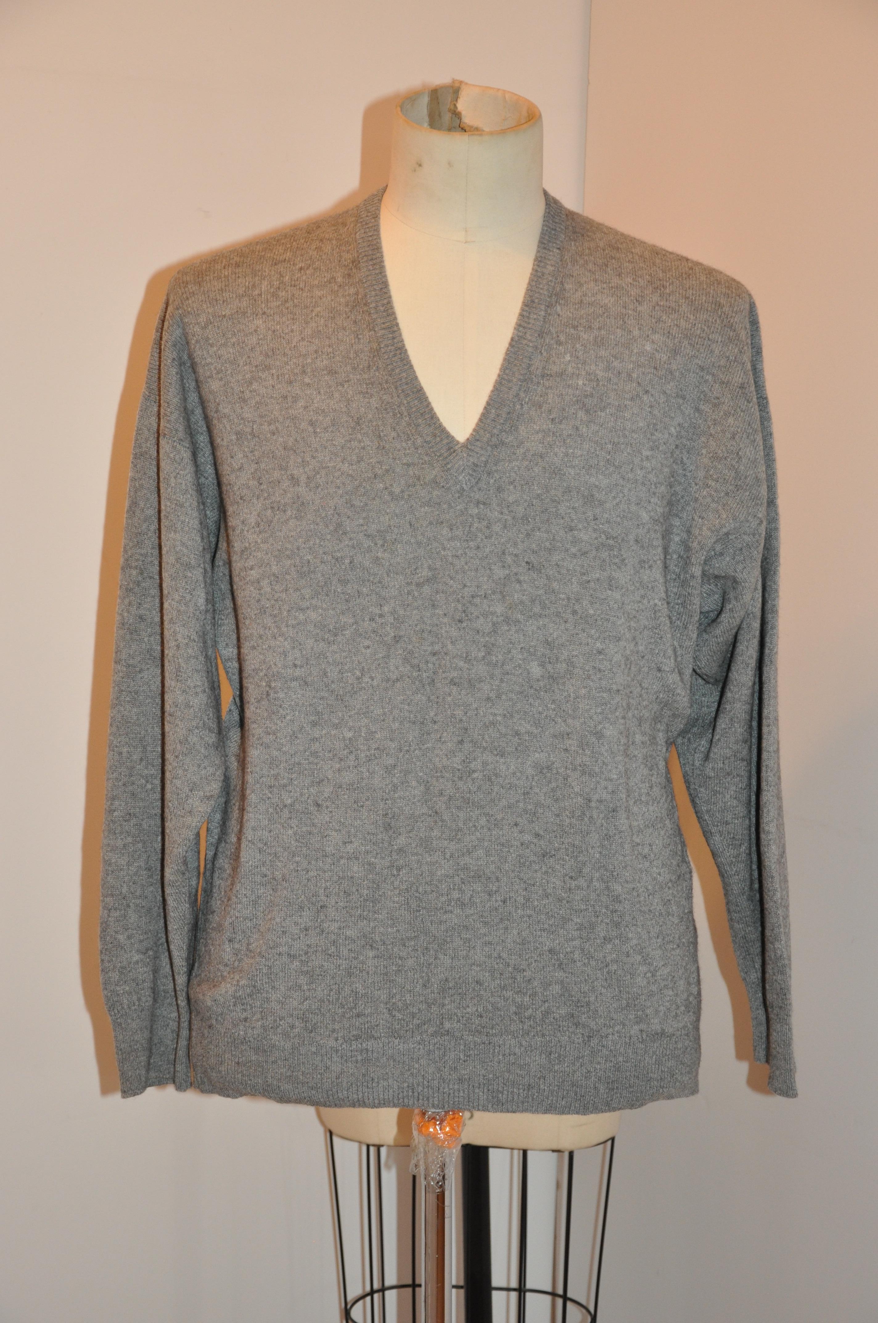 Men's Charcoal-Gray 2-Ply Cashmere V-Neck Pullover From Scotland In Good Condition For Sale In New York, NY