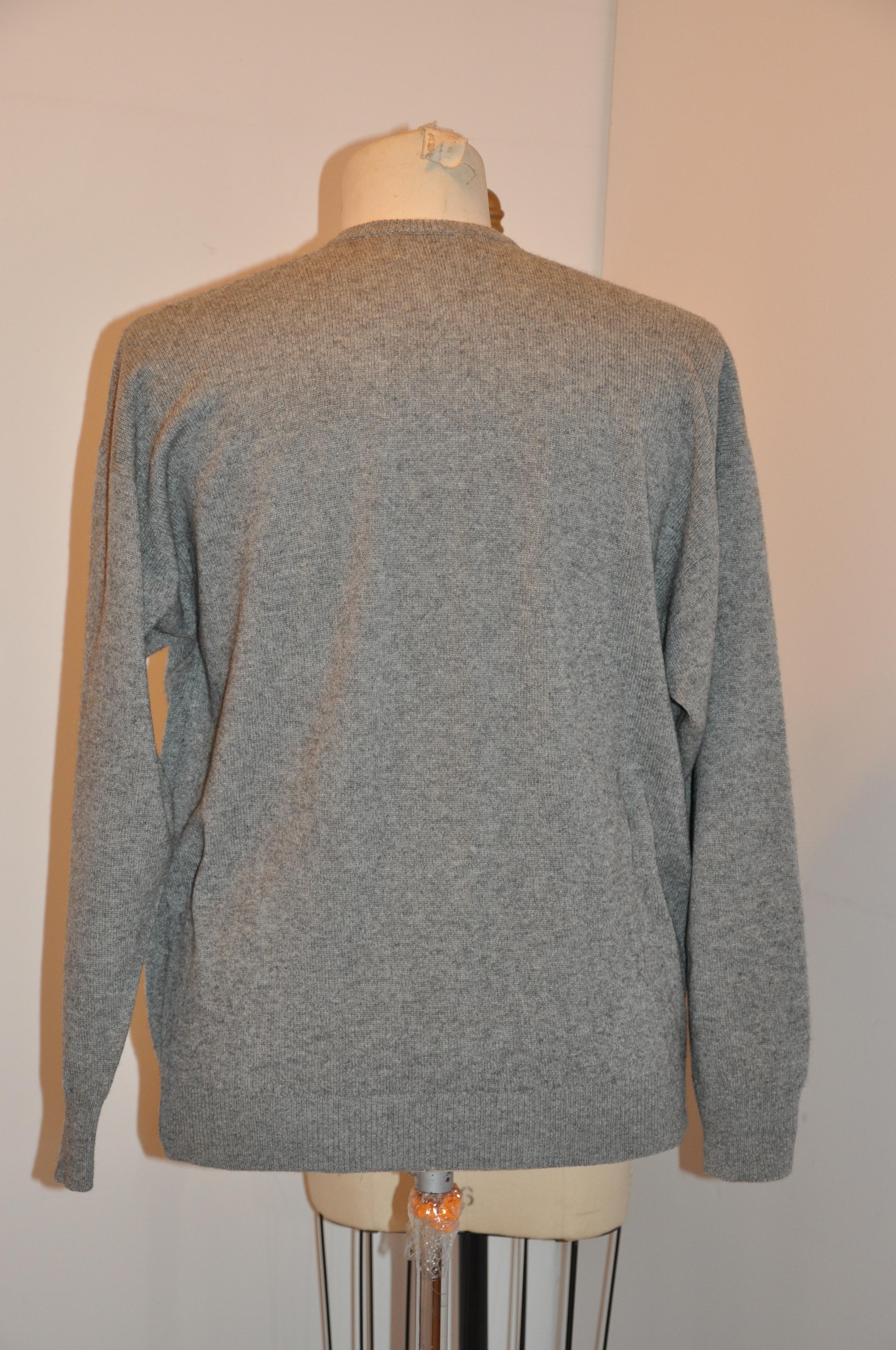 Men's Charcoal-Gray 2-Ply Cashmere V-Neck Pullover From Scotland For Sale 1