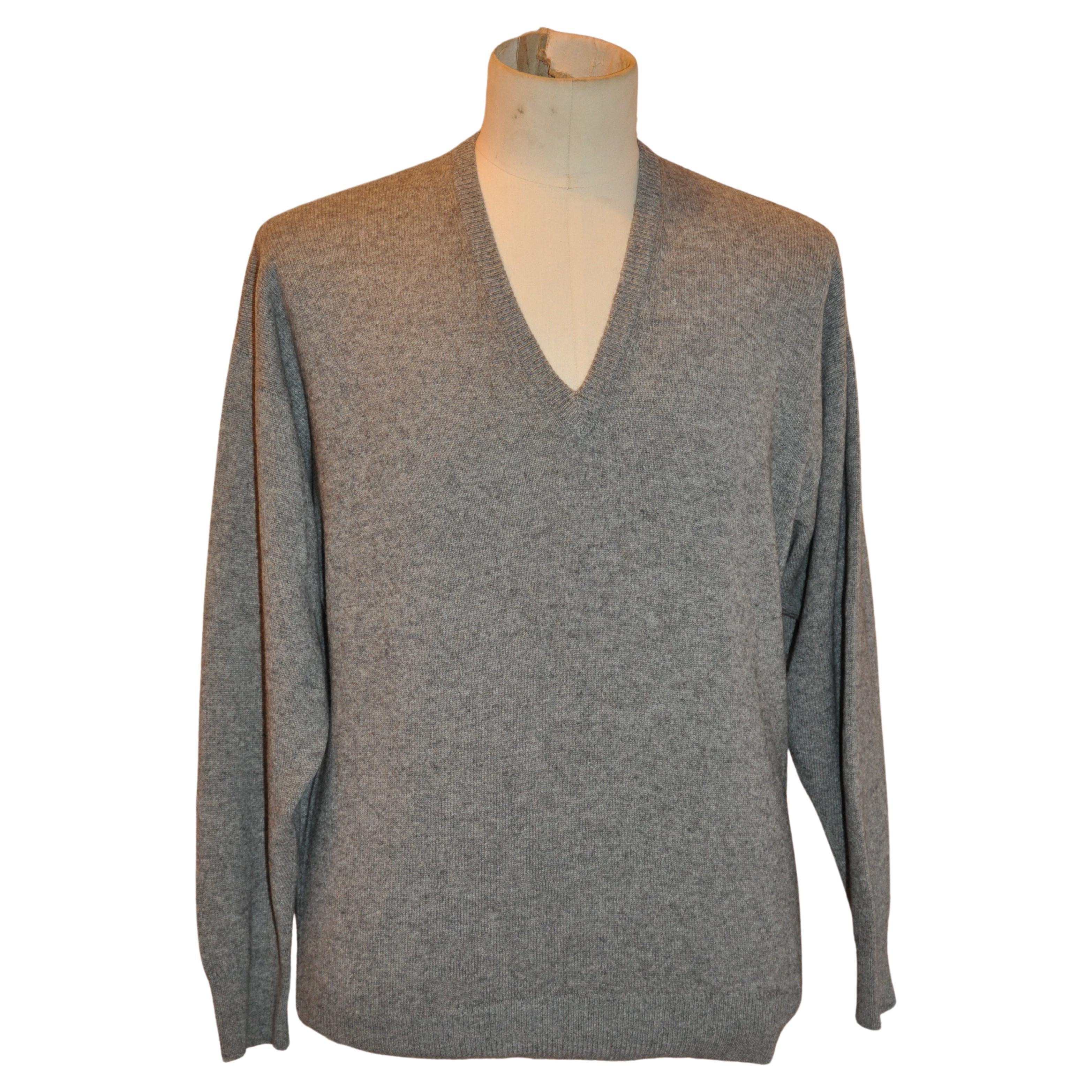 Men's Charcoal-Gray 2-Ply Cashmere V-Neck Pullover From Scotland For Sale