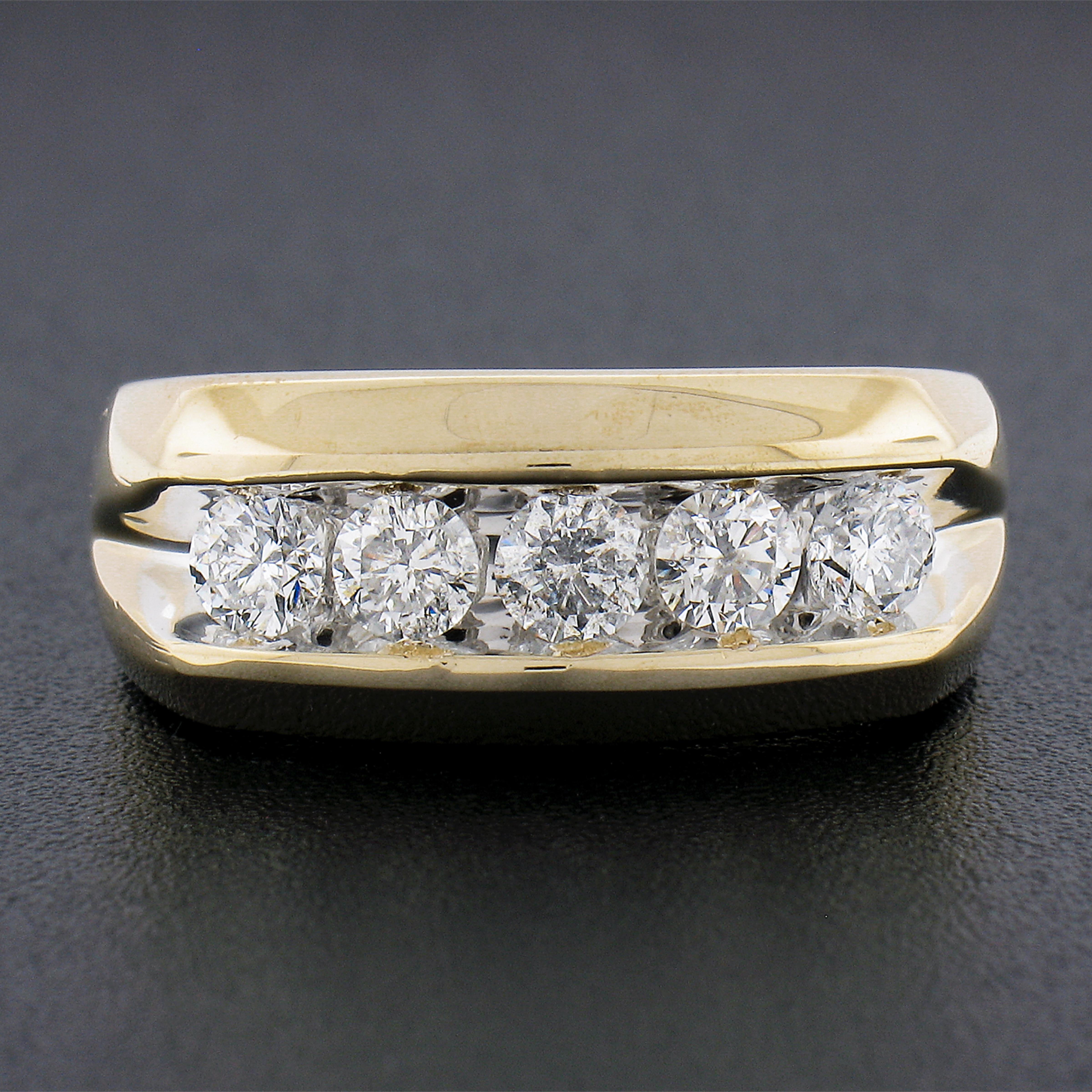 Taille ronde Bague classique pour homme en or jaune 14 carats 1,0ctw Channel Set Fiery 5 Large Diamond Band en vente