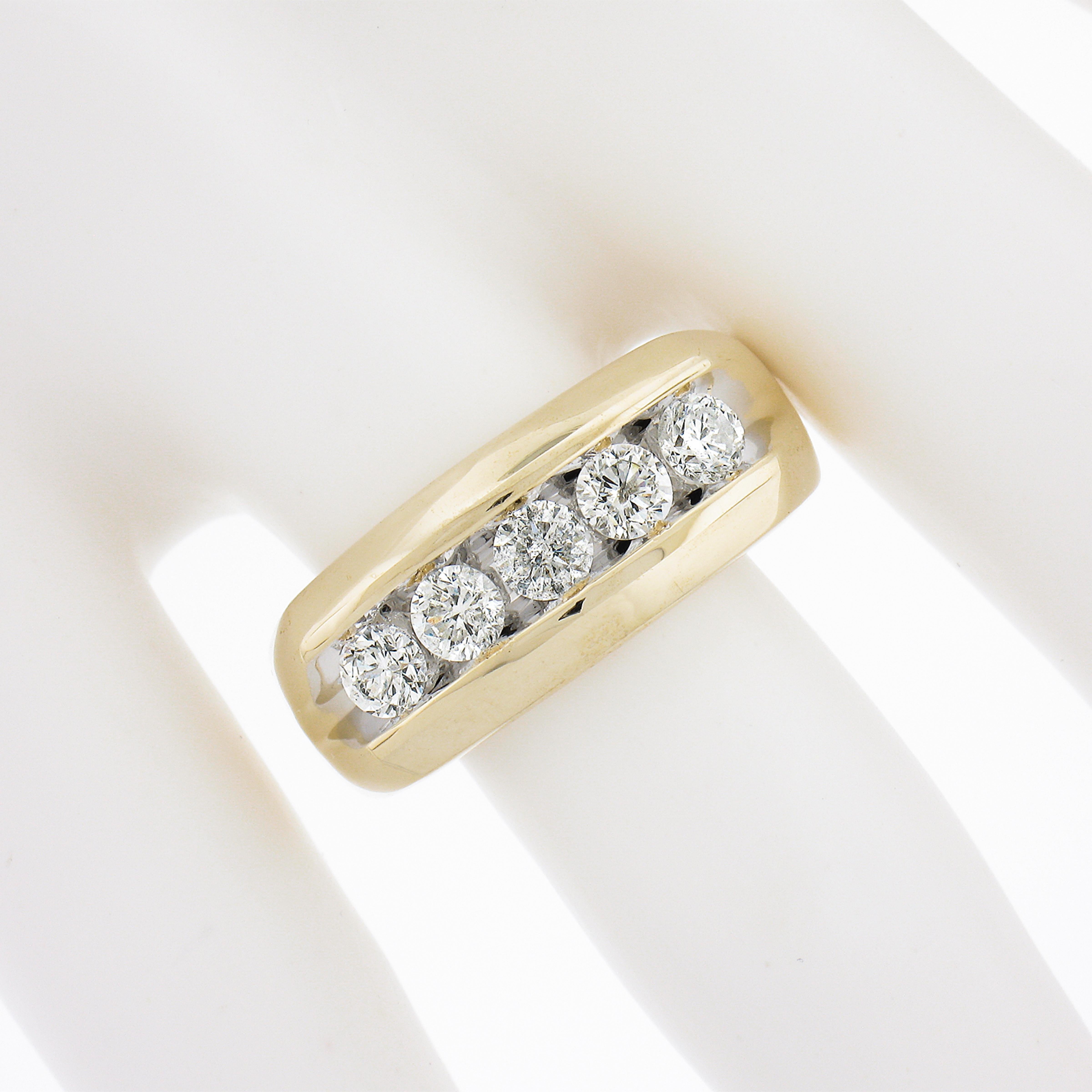 Men's Classic 14K Yellow Gold 1.0ctw Channel Set Fiery 5 Large Diamond Band Ring In Excellent Condition For Sale In Montclair, NJ