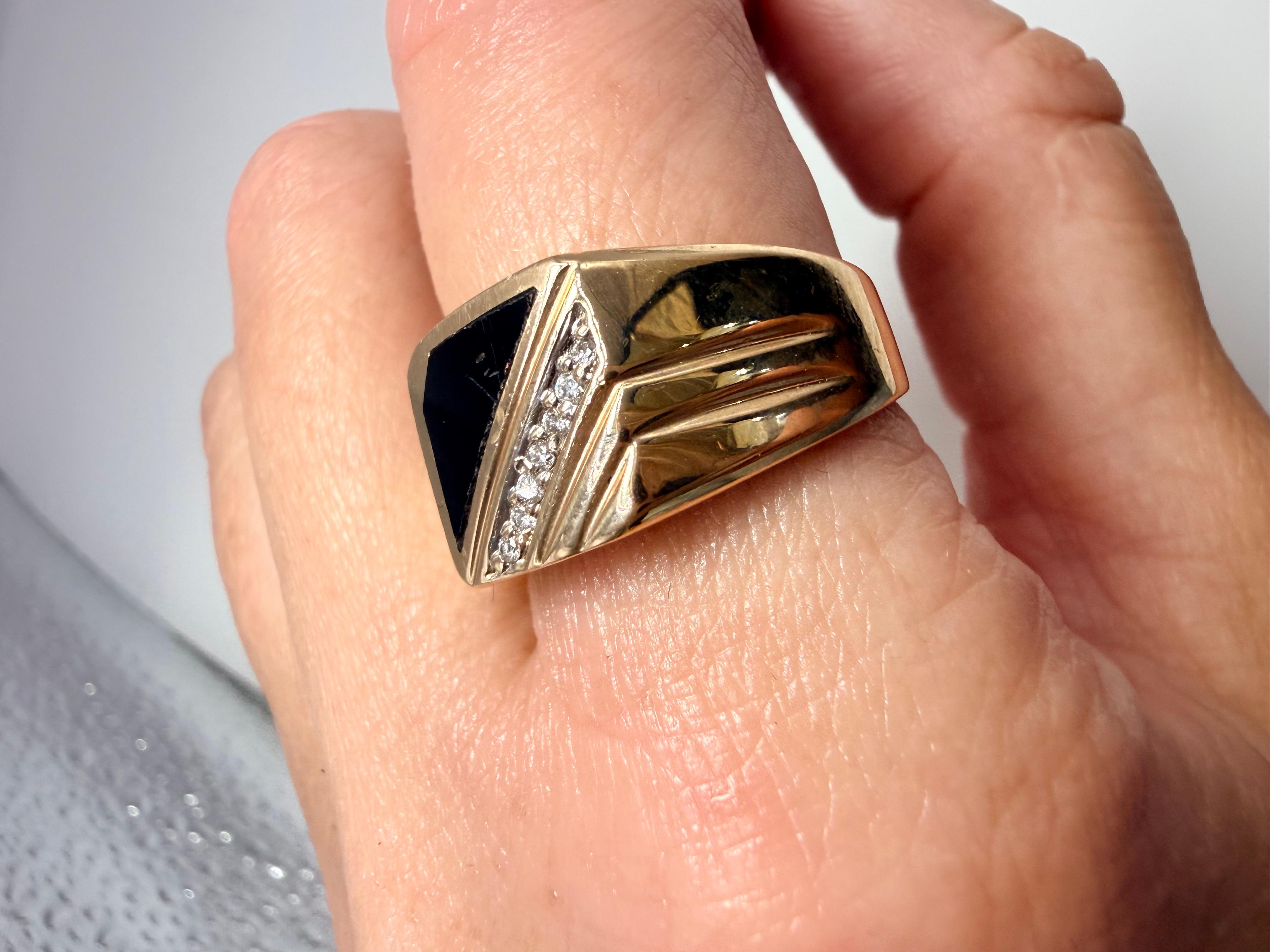 Anillo clásico para hombre de ónix y diamantes 14KT oro en Excelente estado para la venta en Boca Raton, FL