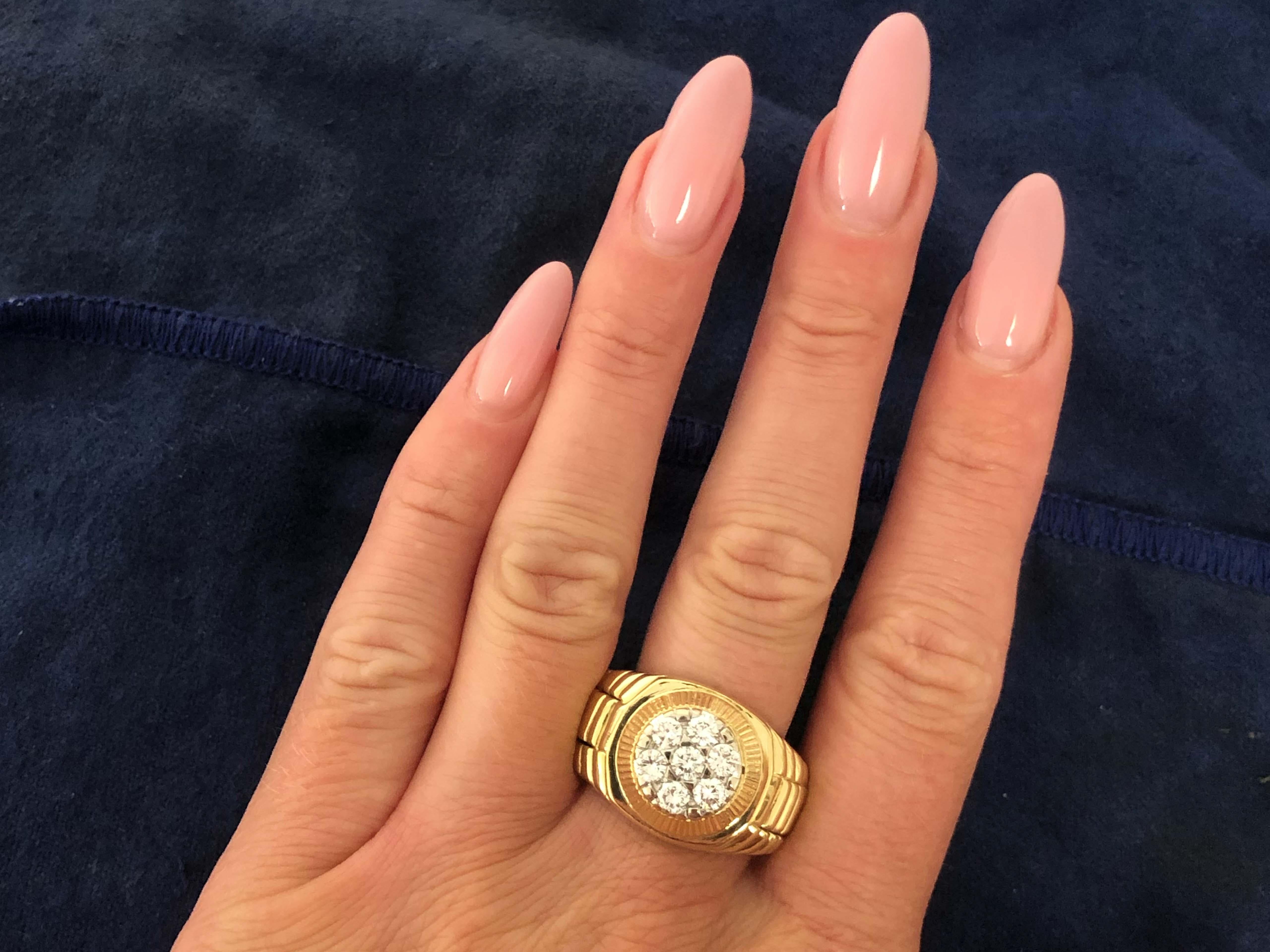 Especificaciones del artículo:

Metal: Oro amarillo de 18 quilates

Tamaño del anillo: 14

Peso total: 20,1  Gramos

Recuento de diamantes: 7 talla brillante 

Peso en quilates del diamante: ~1,05

Color del diamante: G-H

Claridad del diamante: 