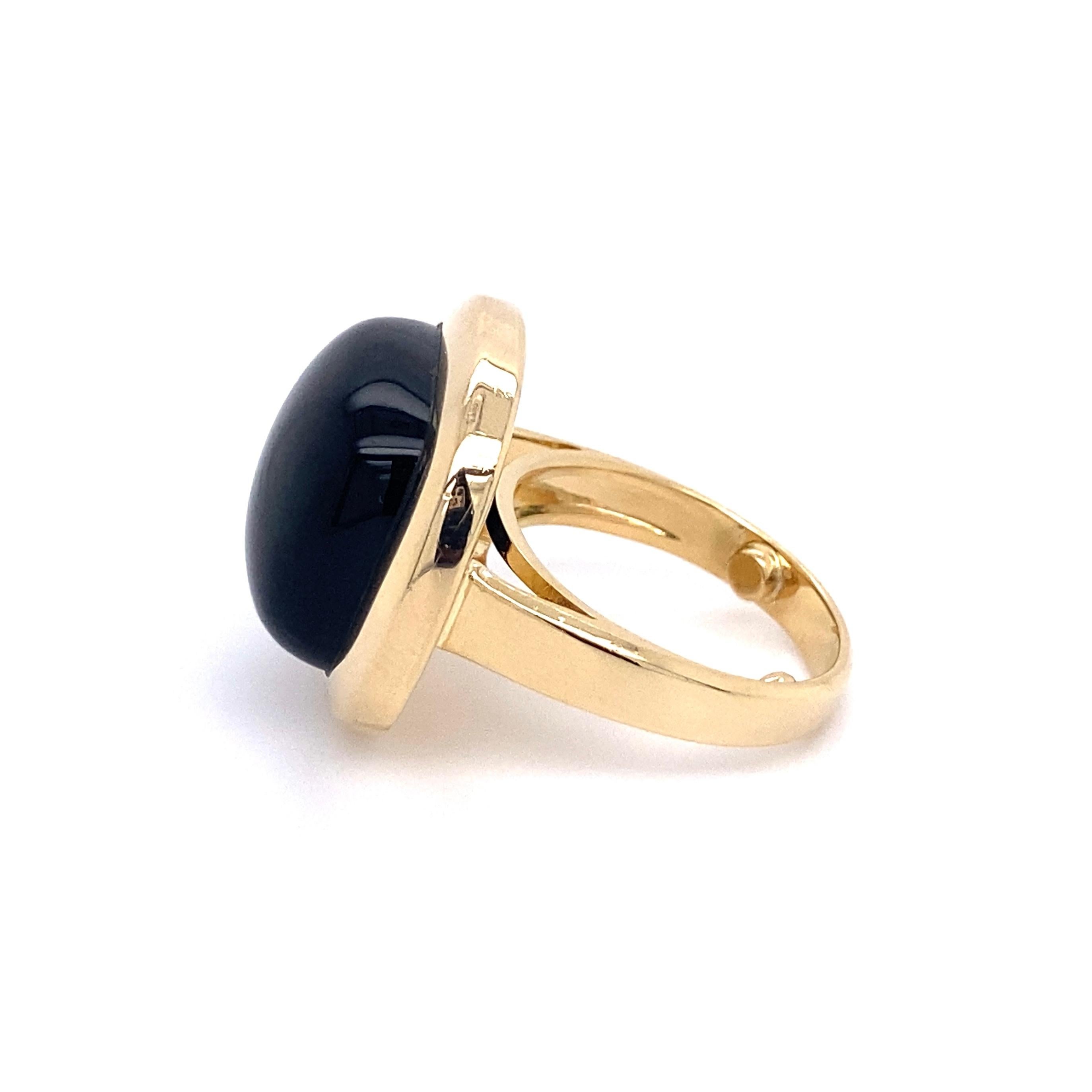 Men’s Cushion Shape Onyx Dome Gold Signet Ring Estate Fine Jewelry In Excellent Condition For Sale In Montreal, QC