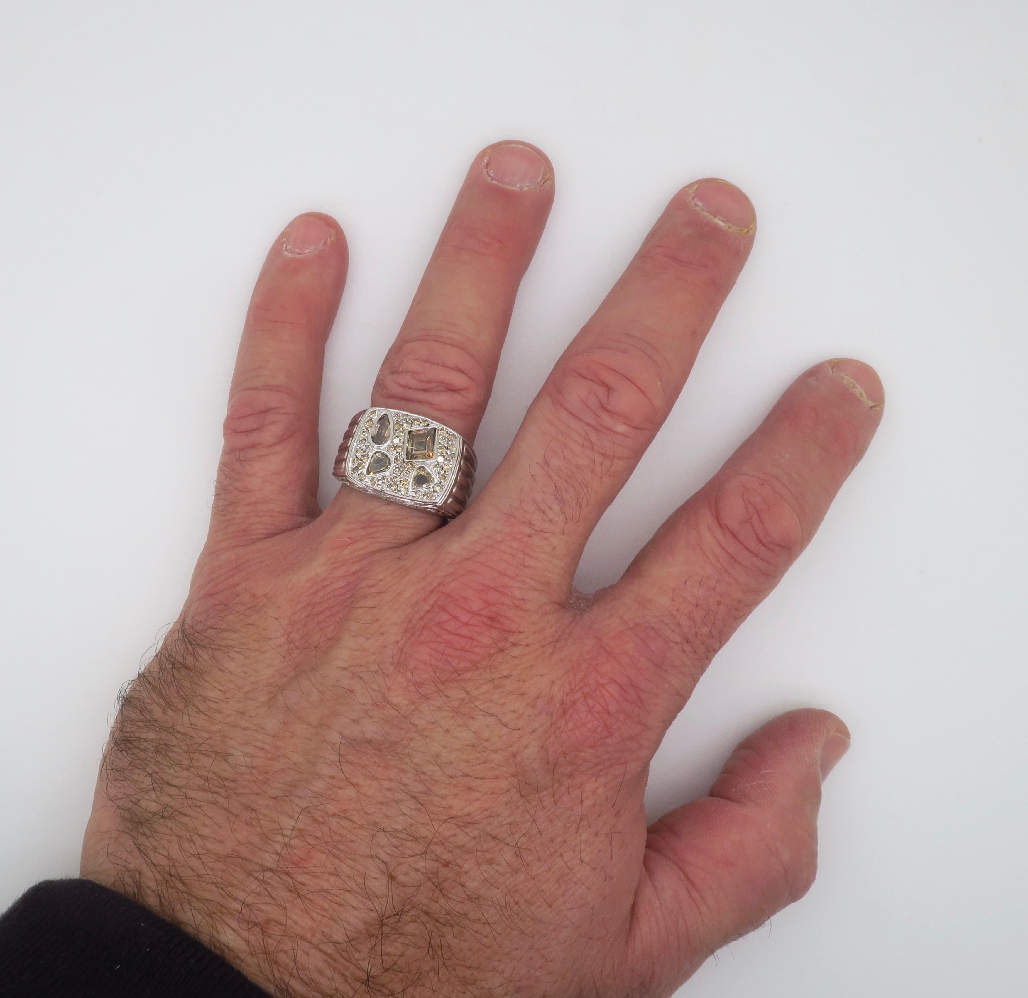 Maßgefertigter Chocolate Diamant Herrenring. 

Diamant Karat Gewicht: 2.75CTW
Diamant-Schliff: Individuell geschliffene Diamanten 
Farbe: Schokolade & Cognac 
Klarheit: VS1-SI2
Metall: 14k Weißgold  
Gewicht: 25,5 Gramm
Ringgröße: 10 - groß