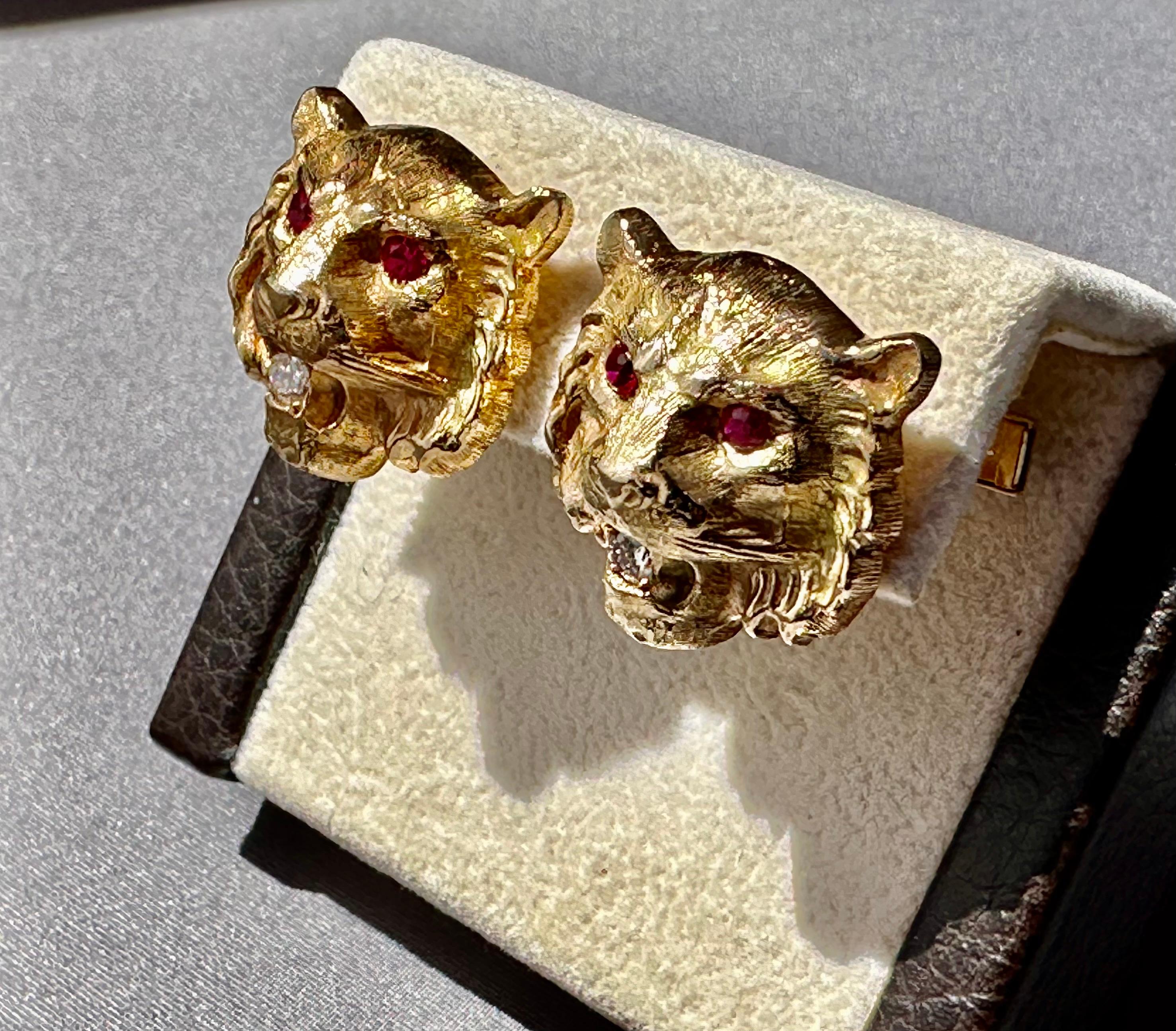 Manschettenknöpfe für Herren, maßgefertigt Rubin Diamant & 14k Gold Löwe / Tiger

Beschreibung / Zustand: Neu.  Alle Schmuckstücke wurden professionell geprüft und gereinigt, bevor sie zum Verkauf angeboten wurden. 

Hersteller: Sonderanfertigung