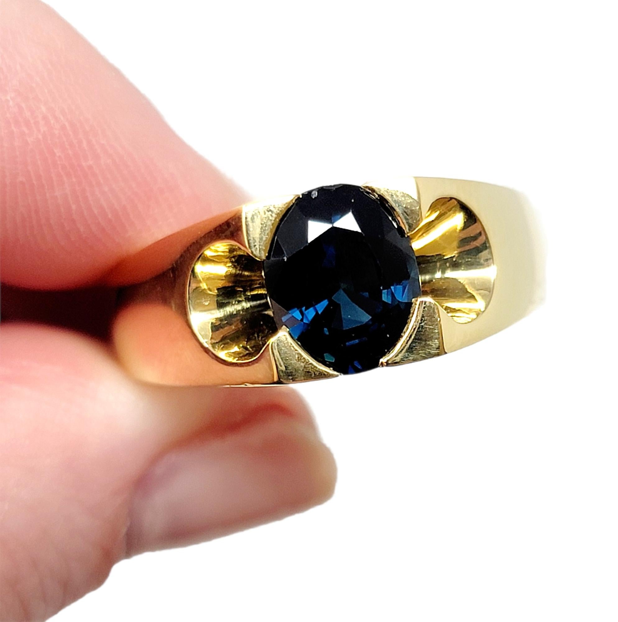 Men's Dark Blue Solitaire Oval Sapphire Band Ring in 18 Karat Yellow Gold For Sale 2