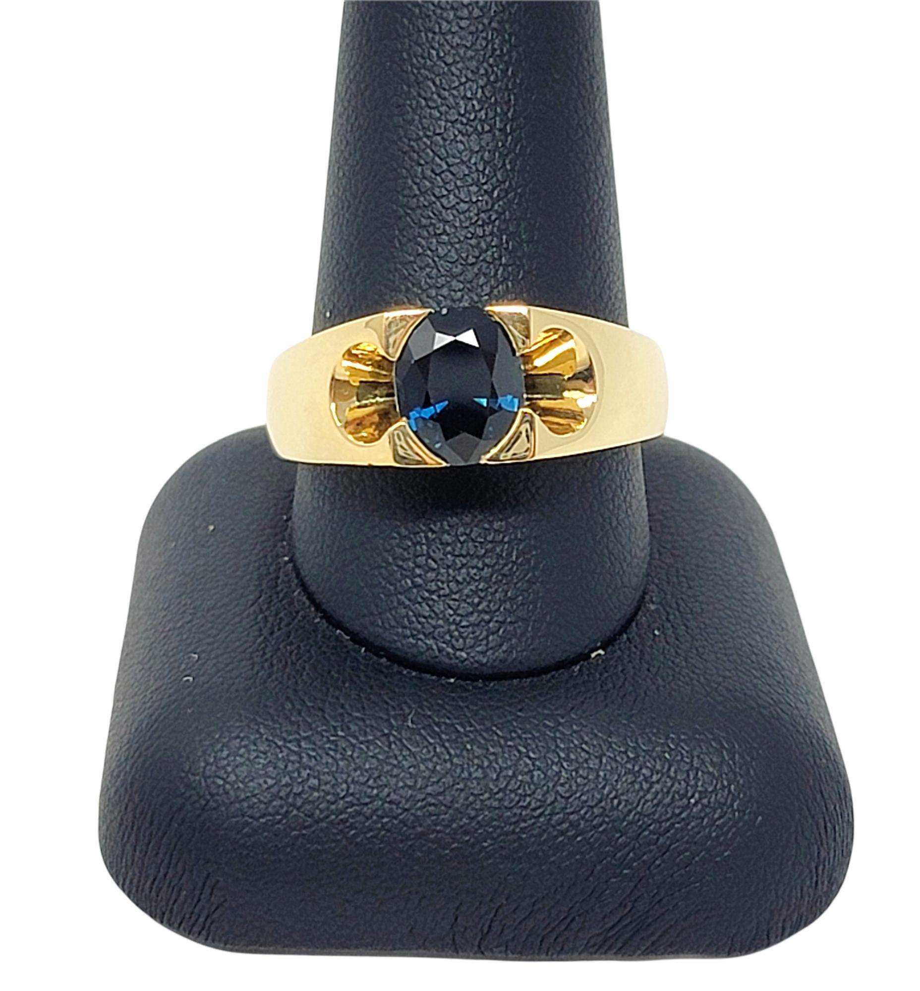 Men's Dark Blue Solitaire Oval Sapphire Band Ring in 18 Karat Yellow Gold In Good Condition For Sale In Scottsdale, AZ