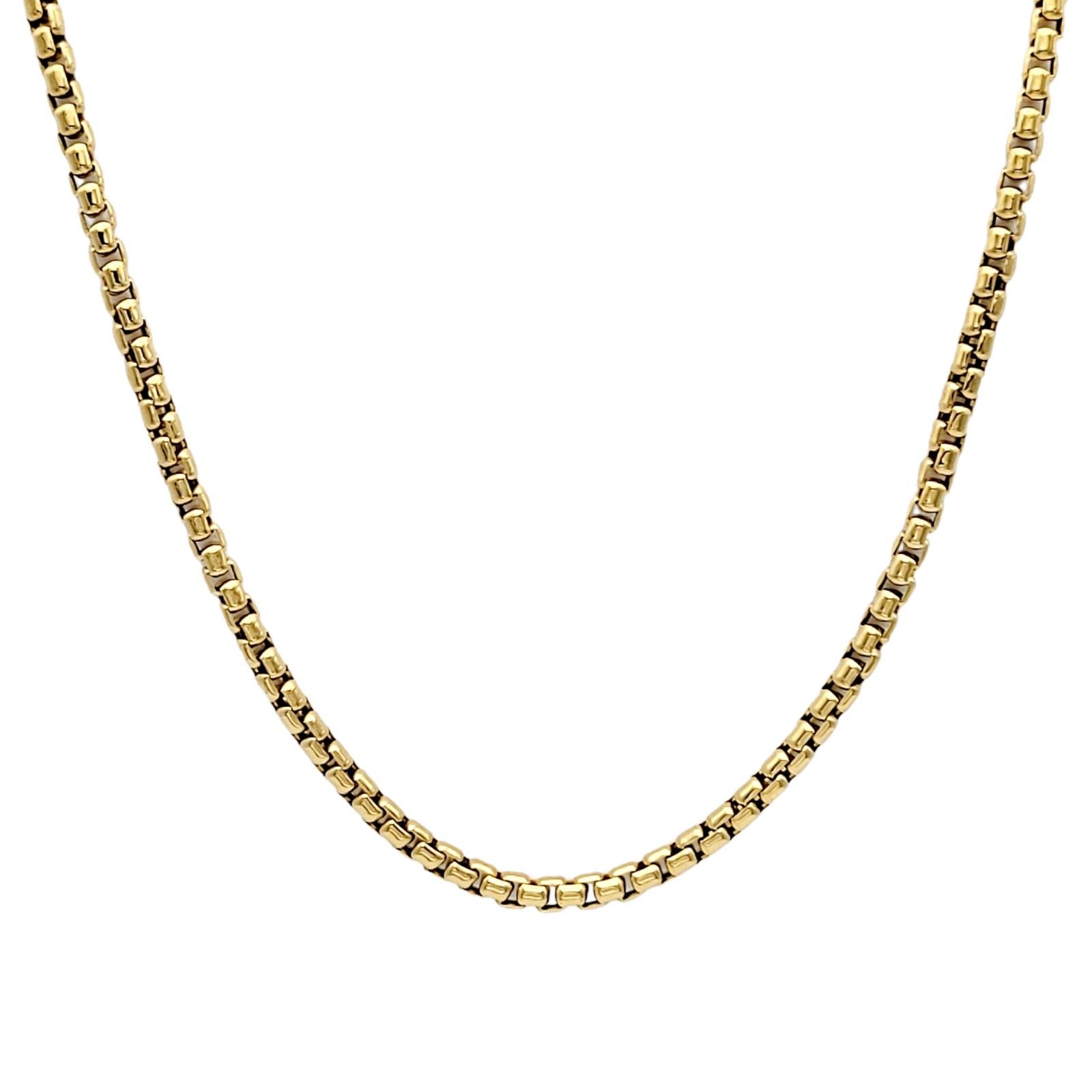 Wir präsentieren ein zeitloses Luxusschmuckstück: die David Yurman Box-Kette aus 18 Karat Gelbgold. Diese exquisite Halskette der renommierten Marke David Yurman strahlt Eleganz und Raffinesse aus.

Dieses moderne Schmuckstück aus poliertem
