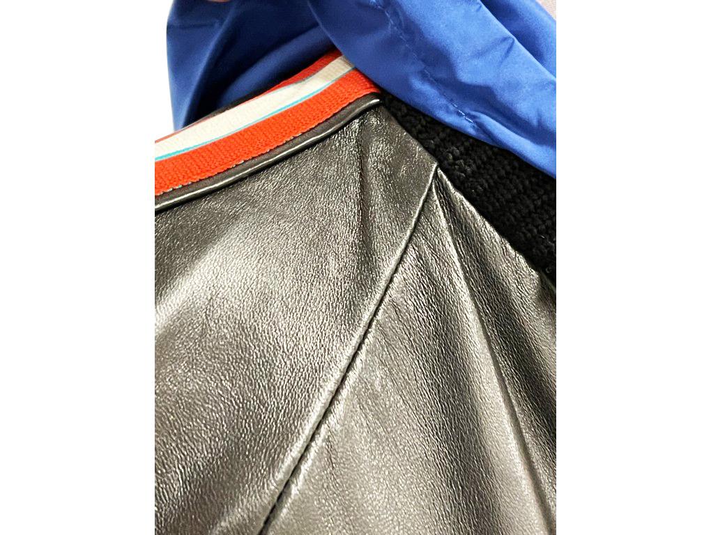 Unisex leather jacket by Gucci which was purchased and never used. The price is amazing..! Tags still attached.


BRAND	
Gucci

FEATURES	
Made in Italy, detachable hood, elastic cuffs and waistband, Gucci log on side sleeve, zip