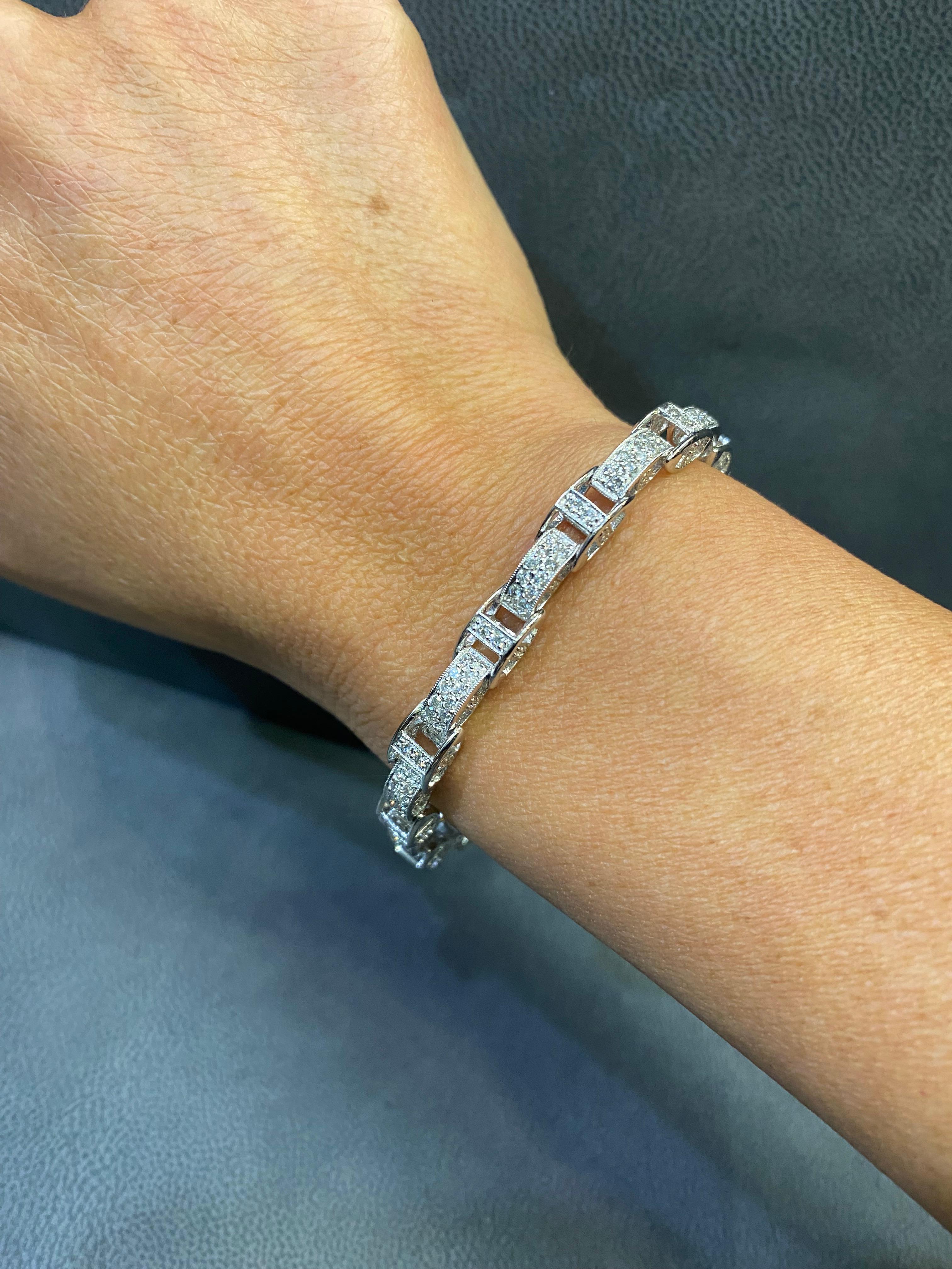 Pulsera de diamantes para hombre

 Pulsera con eslabones de diamantes pavé de aproximadamente 2,43 quilates.

Medidas: 7