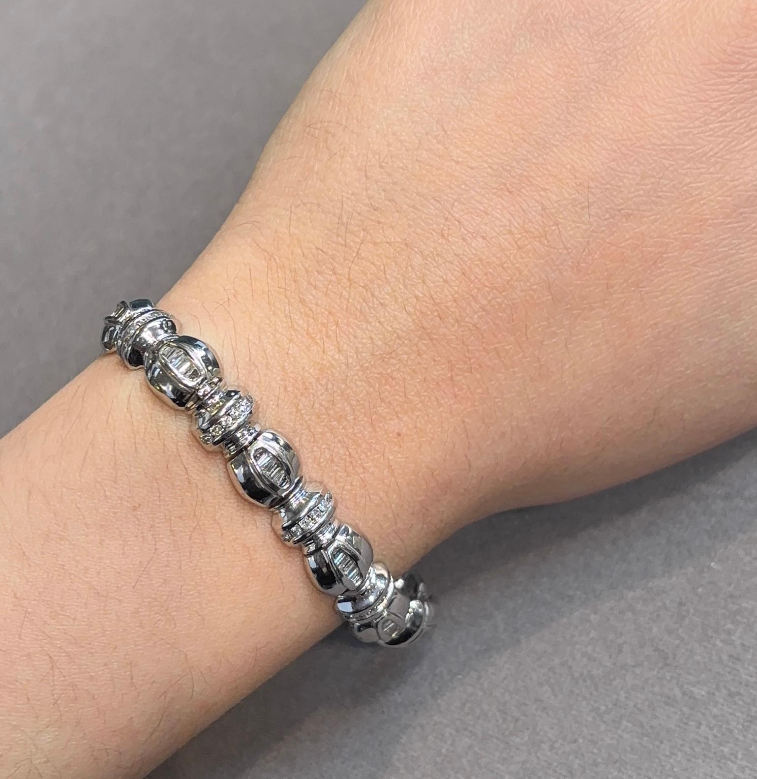 Pulsera de diamantes para hombre

Pulsera de oro amarillo engastada con 66 diamantes talla baguette y 66 diamantes redondos. 

Peso total aproximado del diamante: 2,52 quilates
Peso aproximado: 24,5 gramos
Longitud aproximada: 7 pulgadas
Tipo de