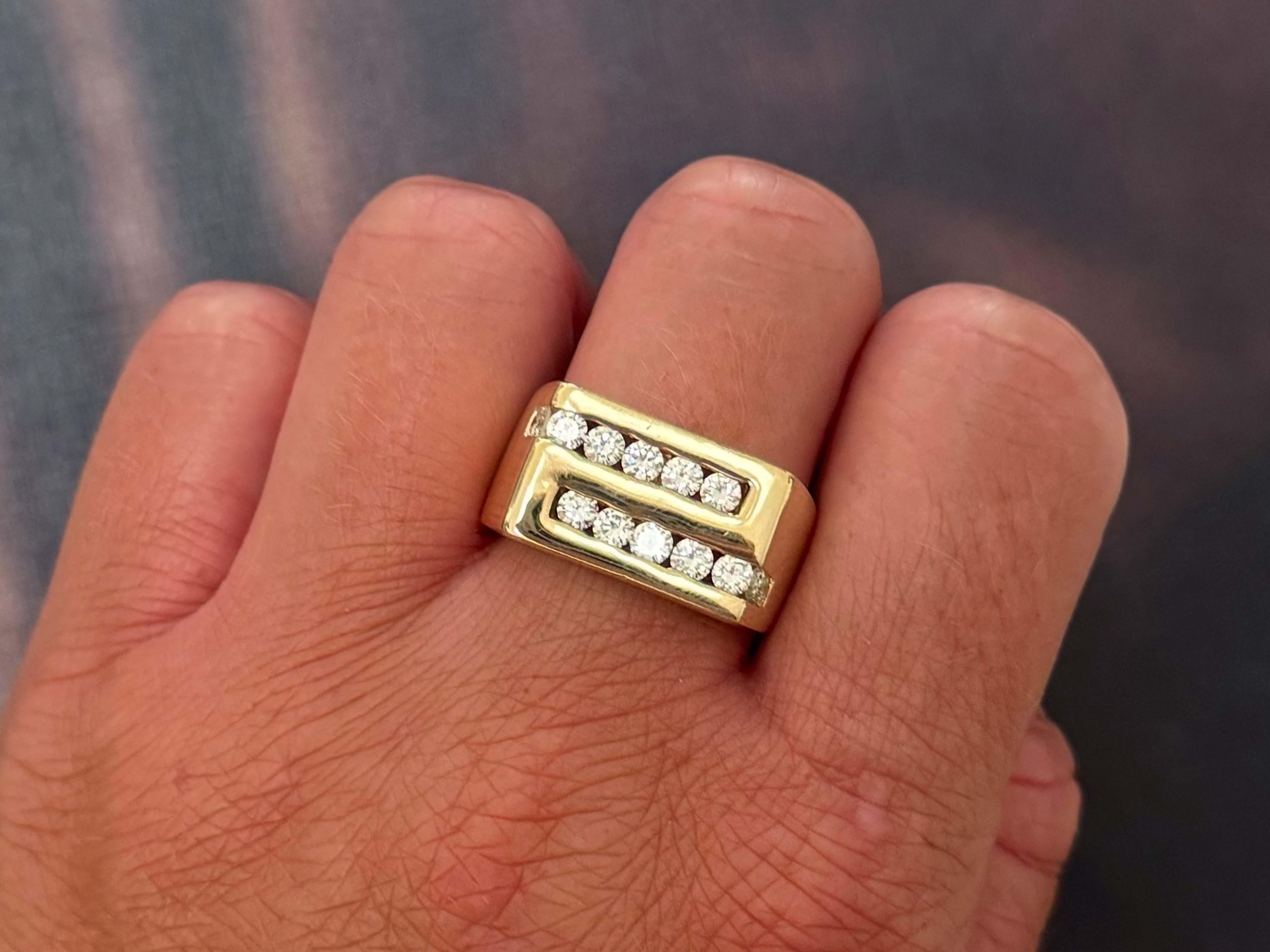 Spécifications de l'article :

Métal : Or jaune 14k

Taille de l'anneau : 11

Hauteur de l'anneau : 11.6 mm

Poids total : 17,5  Grammes

Nombre de diamants : 12 taille brillant 

Poids en carats du diamant : ~1,20

Couleur du diamant : G-H

Diamant
