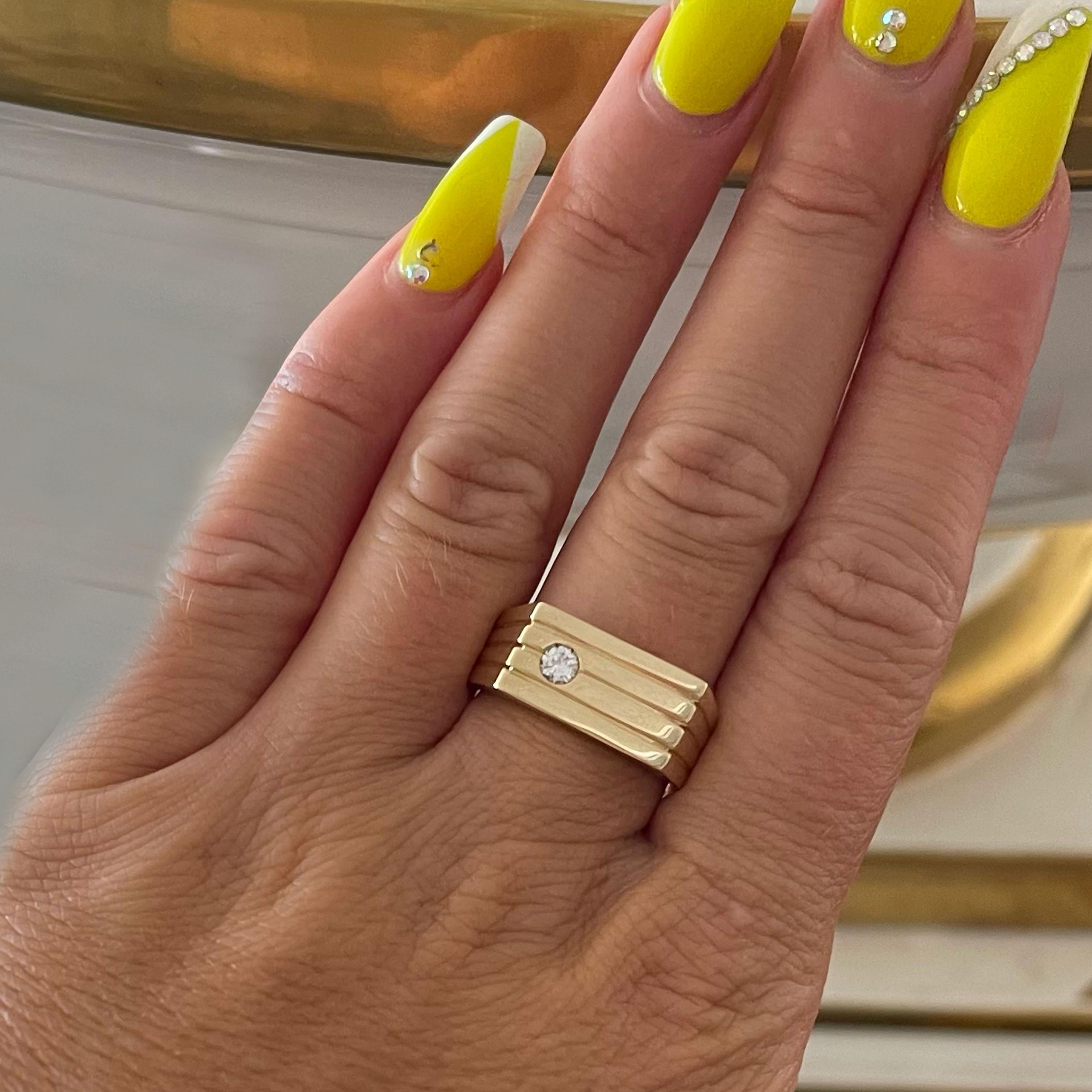 Diamantring für den kleinen Finger aus 14k Gelbgold mit Hochglanzpolitur. Der Diamant ist bündig gefasst und wiegt etwa 0,15 Karat. Der Diamant ist von der Farbe her G-H und von der Reinheit her SI1. Der Ring hat eine Breite von 9 mm und ein