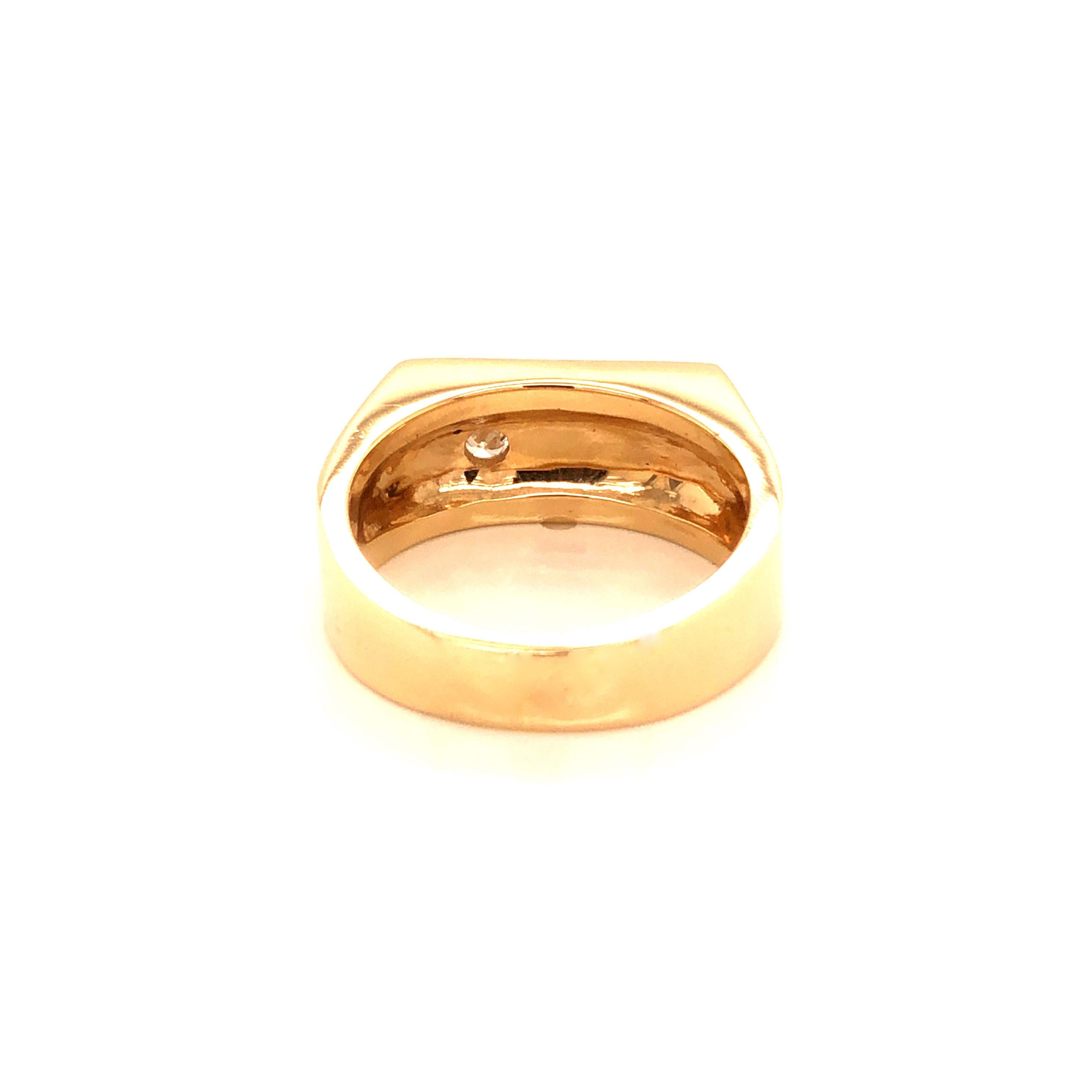 Men's Diamond Cluster Pinky Ring in 14k Yellow Gold In Good Condition For Sale In Honolulu, HI