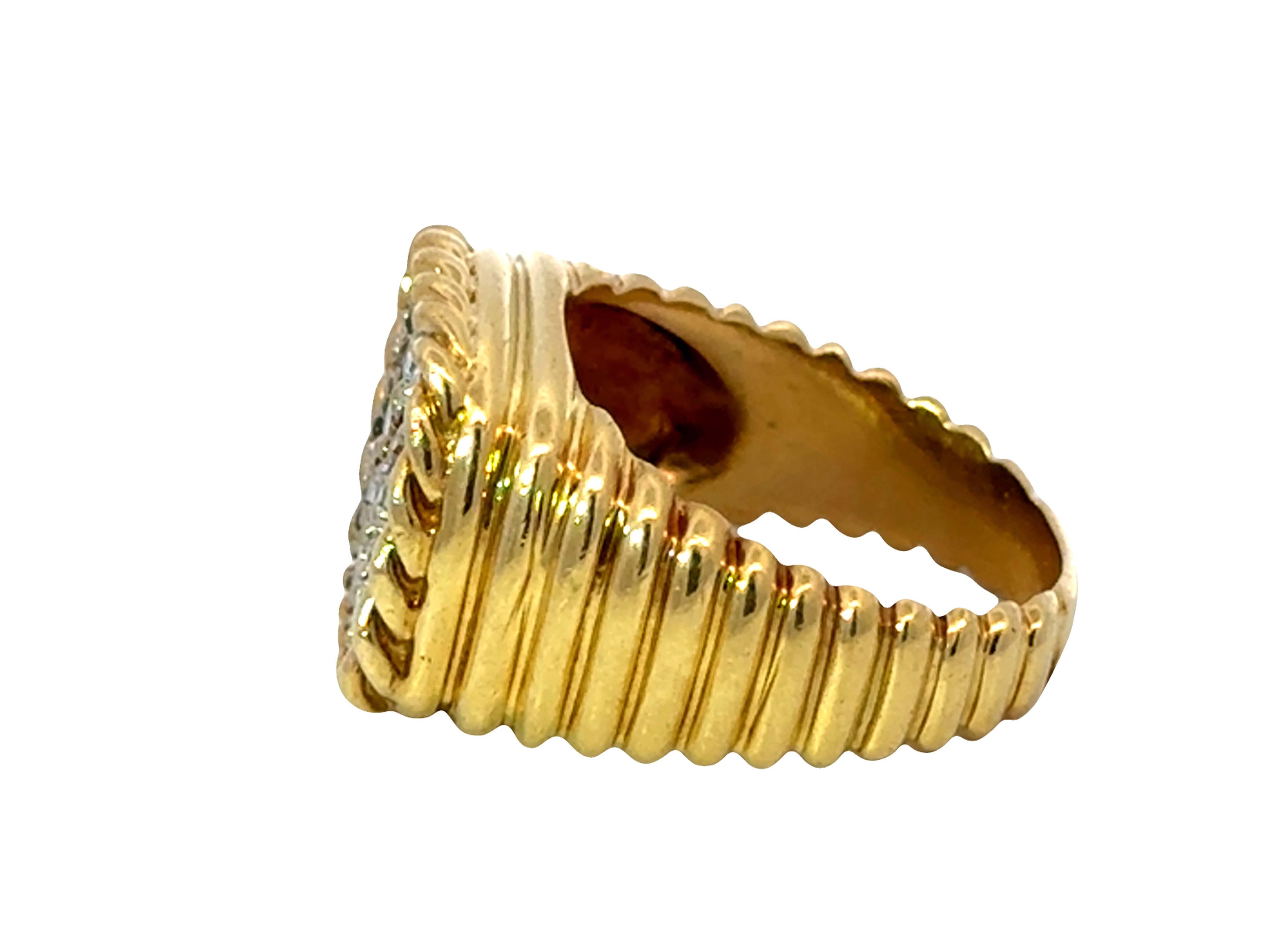 Anello maschile con cluster di diamanti a coste in oro giallo 18 carati in vendita 1