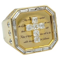 Anello con croce di diamanti e Scritture incise in oro giallo 14 carati