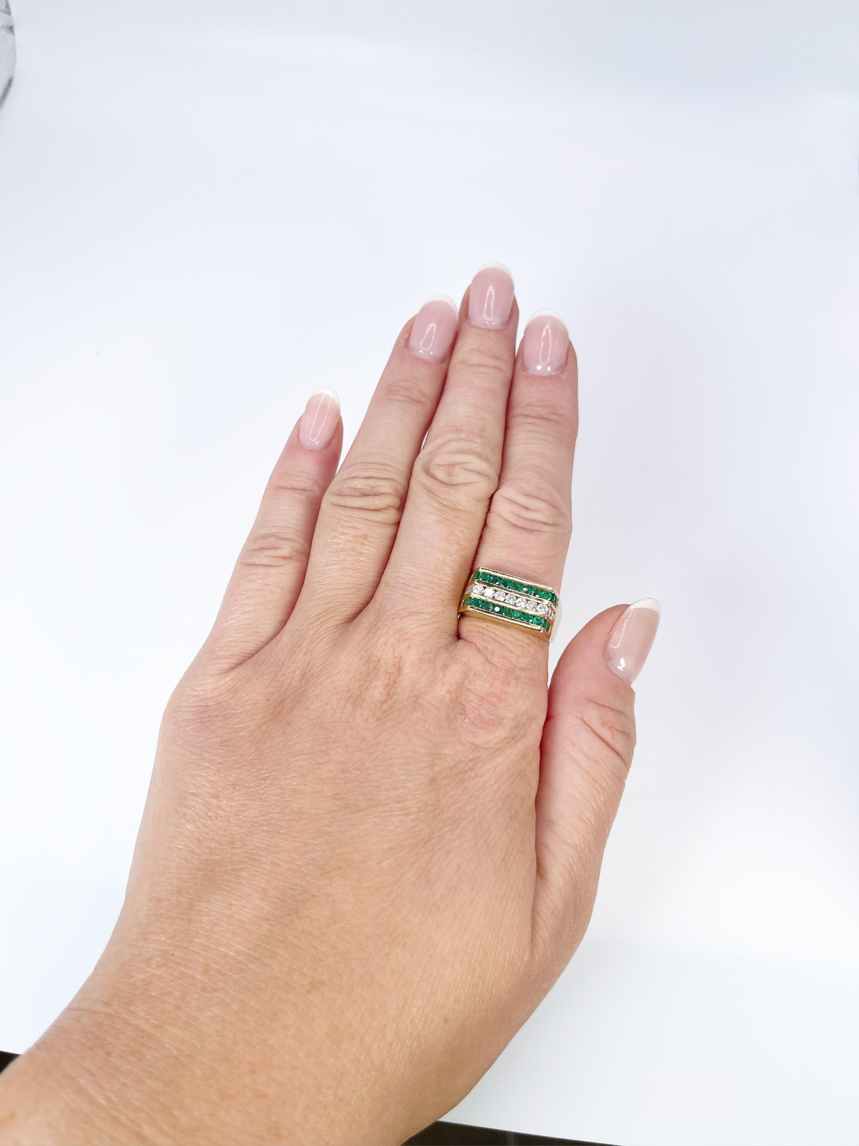 Anillo de diamantes y esmeraldas para hombre en oro amarillo de 18 quilates Moderno en venta